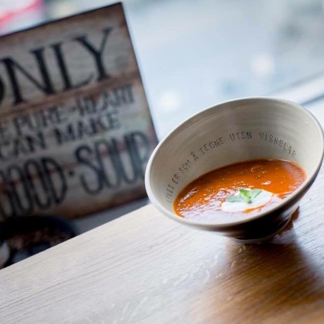 Dagens suppe: tomatsuppe med mozzarella og pesto, eller r&oslash;mme😊 Gj&oslash;r godt i ruskev&aelig;ret.. &aring;pent p&aring; Gamle Slaktehuset. (Pssst - kan ogs&aring; f&aring;es som takeaway😋)
#hoscarlos #haugesundsentrum #onlythepureofheartca