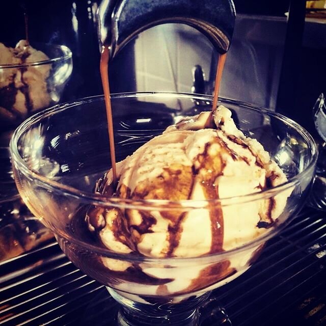 Frister det med en Affogato i varmen? Vi har ÅPENT i morgen, 2. pinsedag fra kl 11-15 på Gamle Slaktehuset☕️🍦🔆
#hoscarlos #haugesundsentrum #gamleslaktehuset #kaffetilfolket