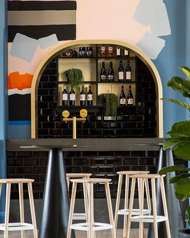 @zona.events the bar walls adorned in the abstract mural by @larissablake a non evasive way to introduce a contemporary energy into a heritage building.⁠⠀
⁠⠀
#onefourinteriors #onefourproject #visitorangensw #winebar #restaurant #hospitality #indesig