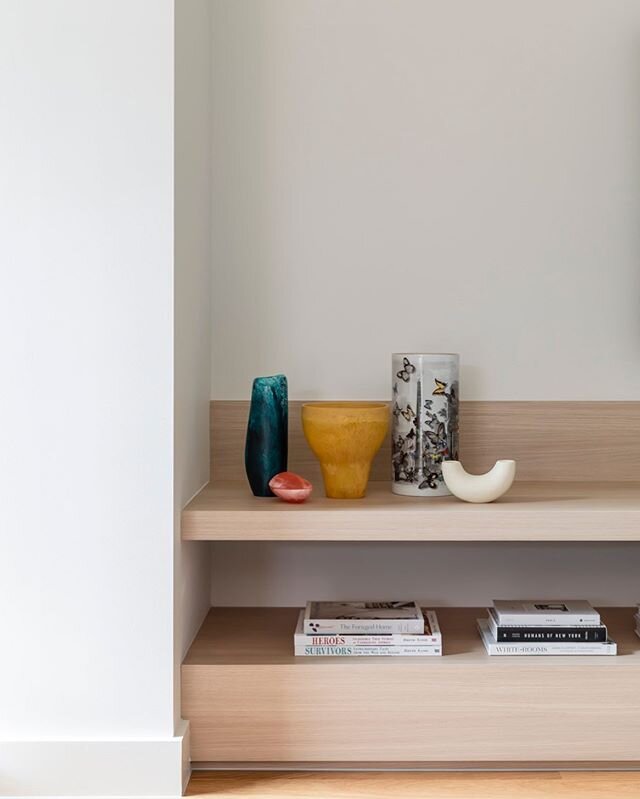 Styled corner in the Family Room of our Seaforth House ⚪️
Oak custom joinery and white walls allowing a contemporary, blank canvas to add and play with objects and colour.⁠⠀
⁠⠀
#onefourinteriors #design #style #interiors #styling #objects #colour #ho