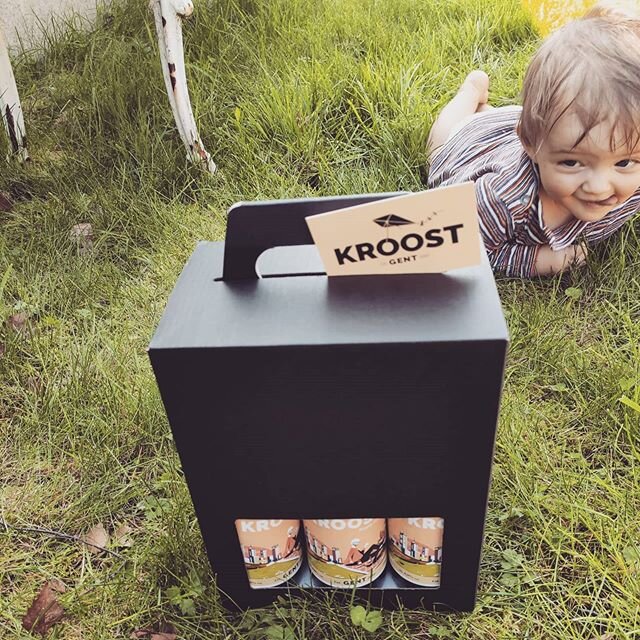 Helaas geen Kroostjes op de terrasjes in de zon.. Maar waarom niet thuis genieten van dit heerlijk biertje? Kroost is een fris, hoppig, blond bier met veel aroma! Ontstaan en gebrouwen in Gent. 
Wij leveren tijdelijk gratis aan huis, 15km rond Gent.
