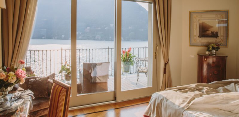 villa-flori-hotel-lake-como-deluxe-room-e1632918661778.jpeg