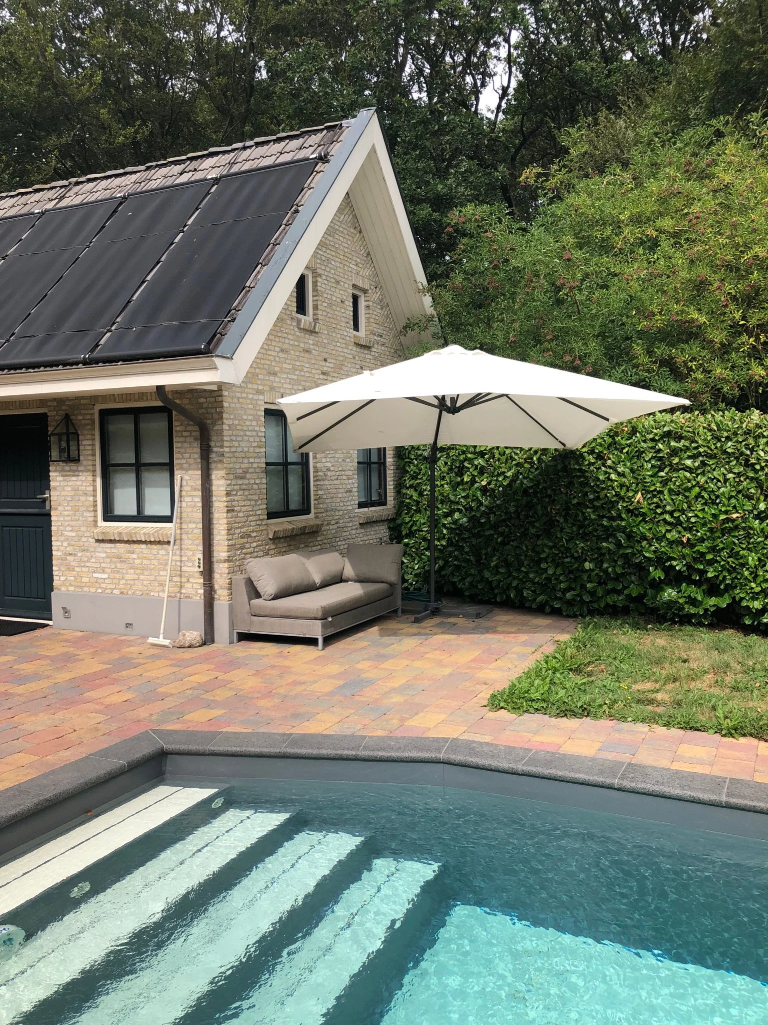 8. Pool house.jpg
