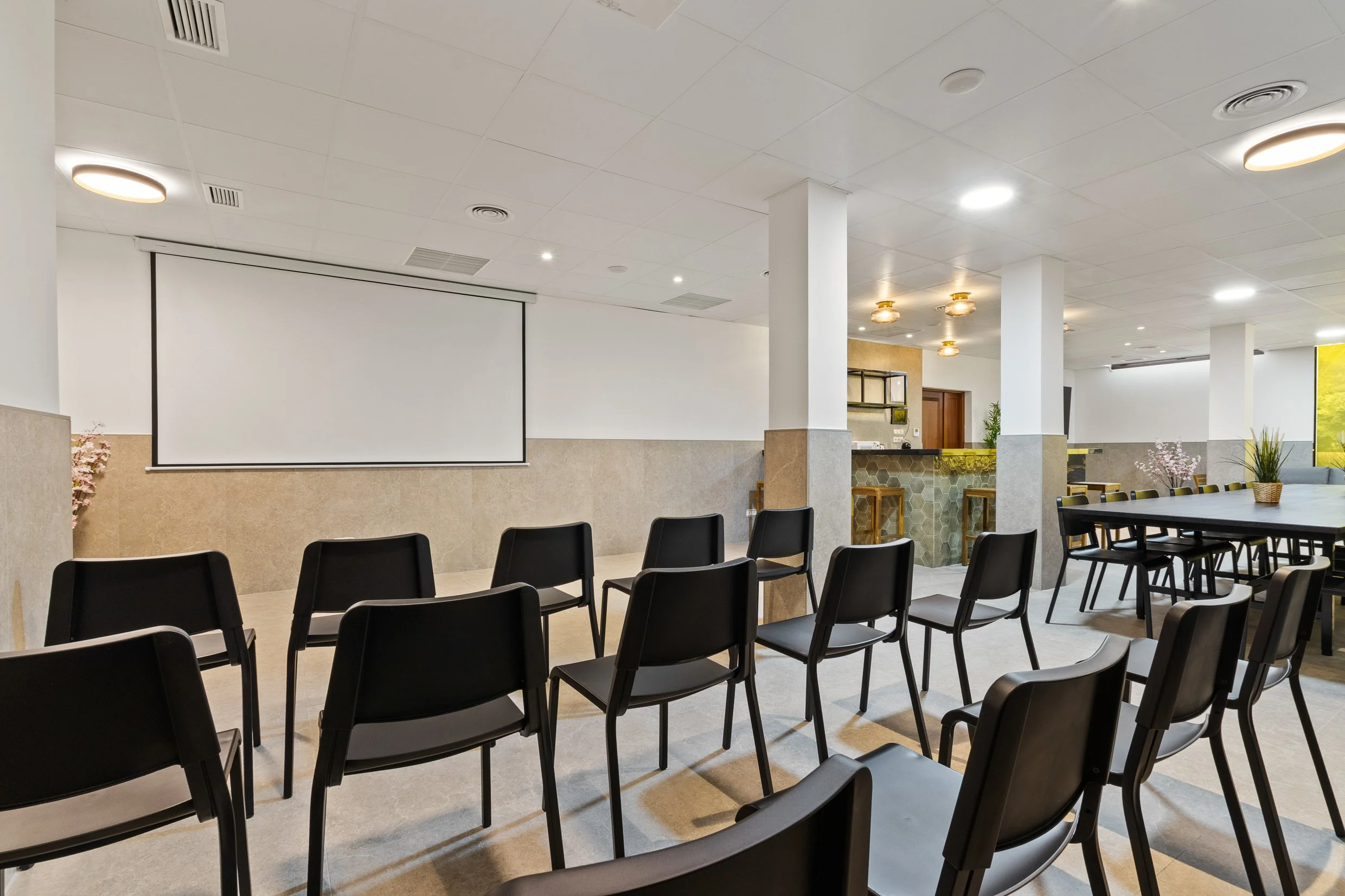 sala-reuniones-formaciones-finca-completa.jpg