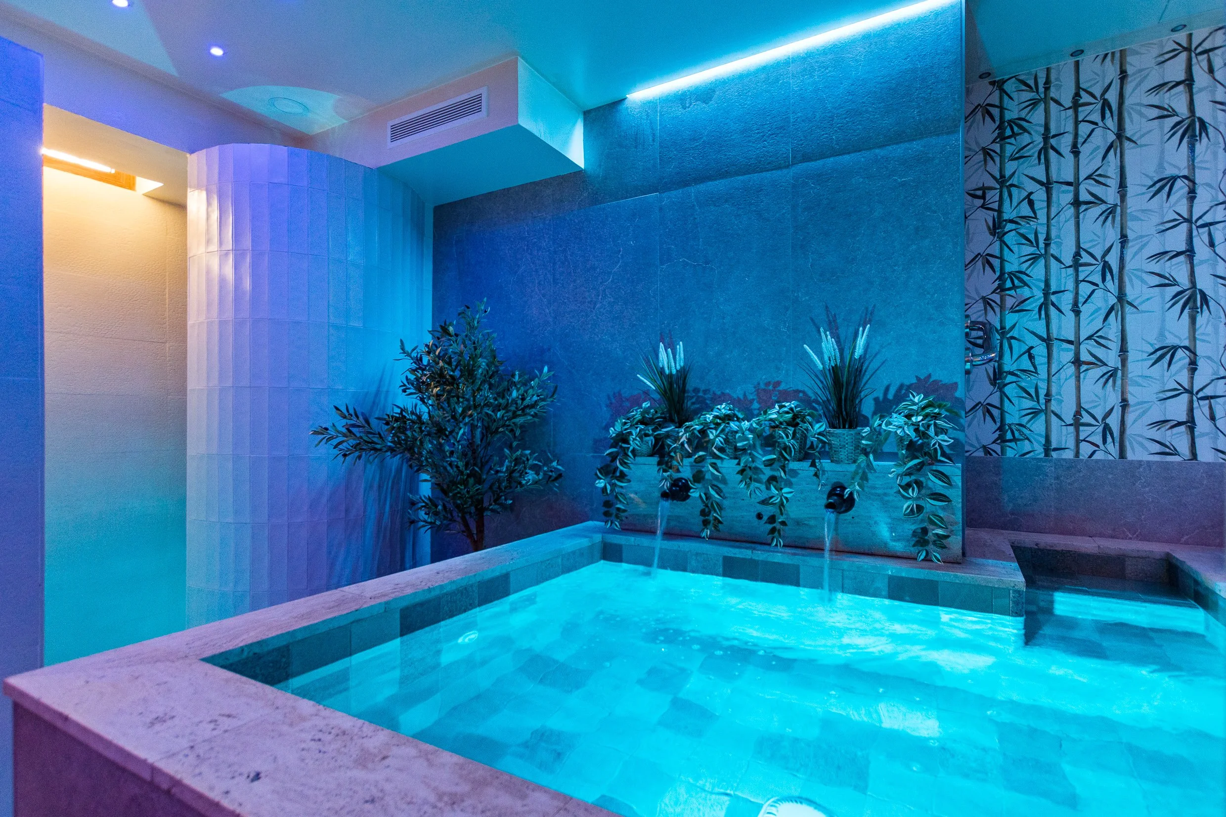 spa-privado-piscina-chorros-cascada.jpg