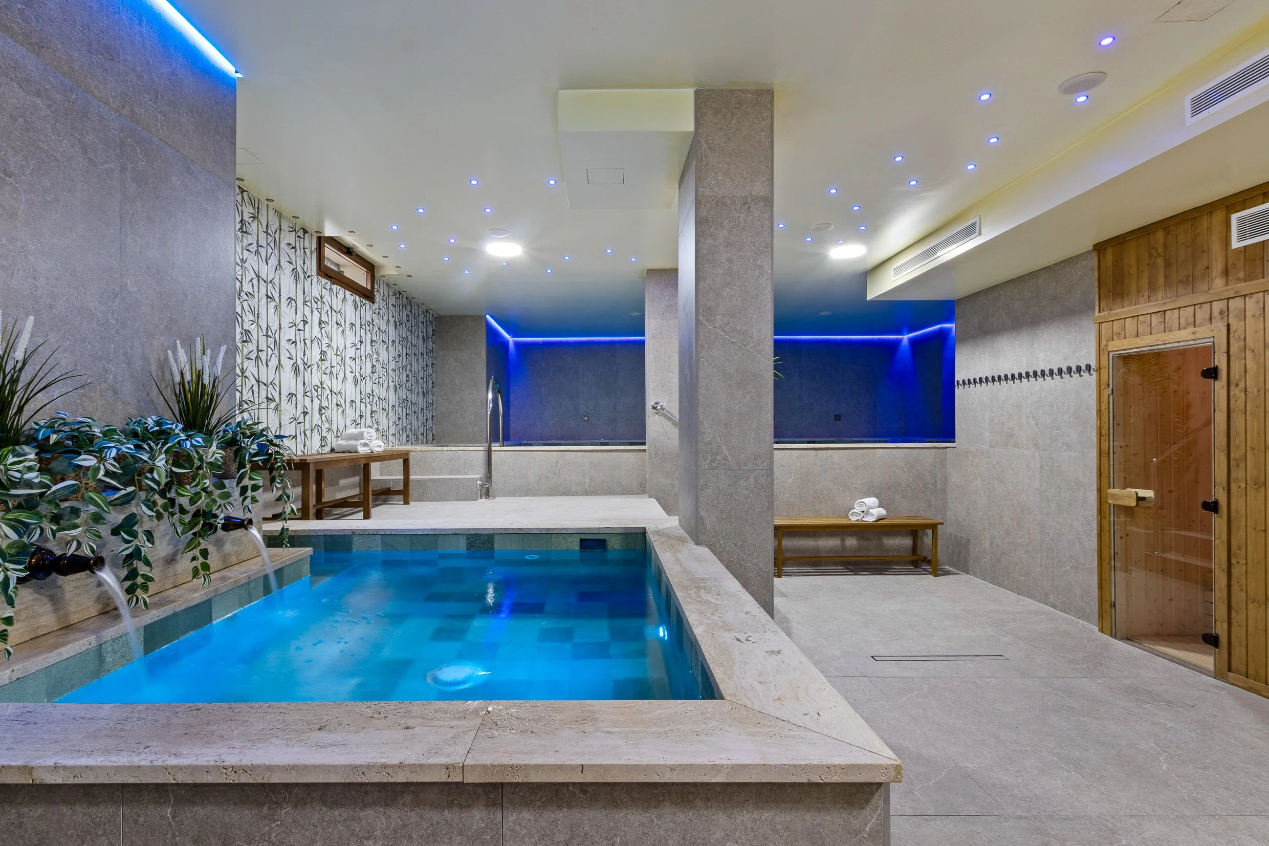 zona-wellness-piscina-interior-lujo-airbnb.jpg