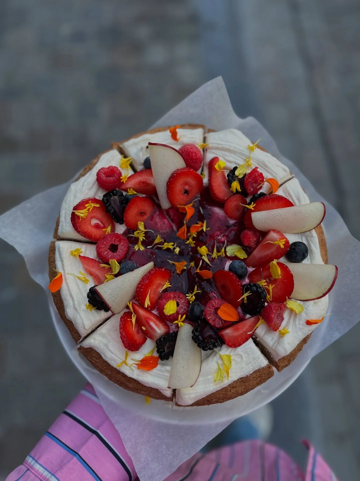 chicago&rsquo;s daily bakes are always 🤤 and 🌸
check out our counter for @julie.belaen fresh bakes 🥰

#brunchbrussels #brusselsbrunch #brunchbruxelles #bruxellesbrunch #alldaybreakfast #alldaybrunch&nbsp; #belgianfoodblogger #belgium #brussels #br