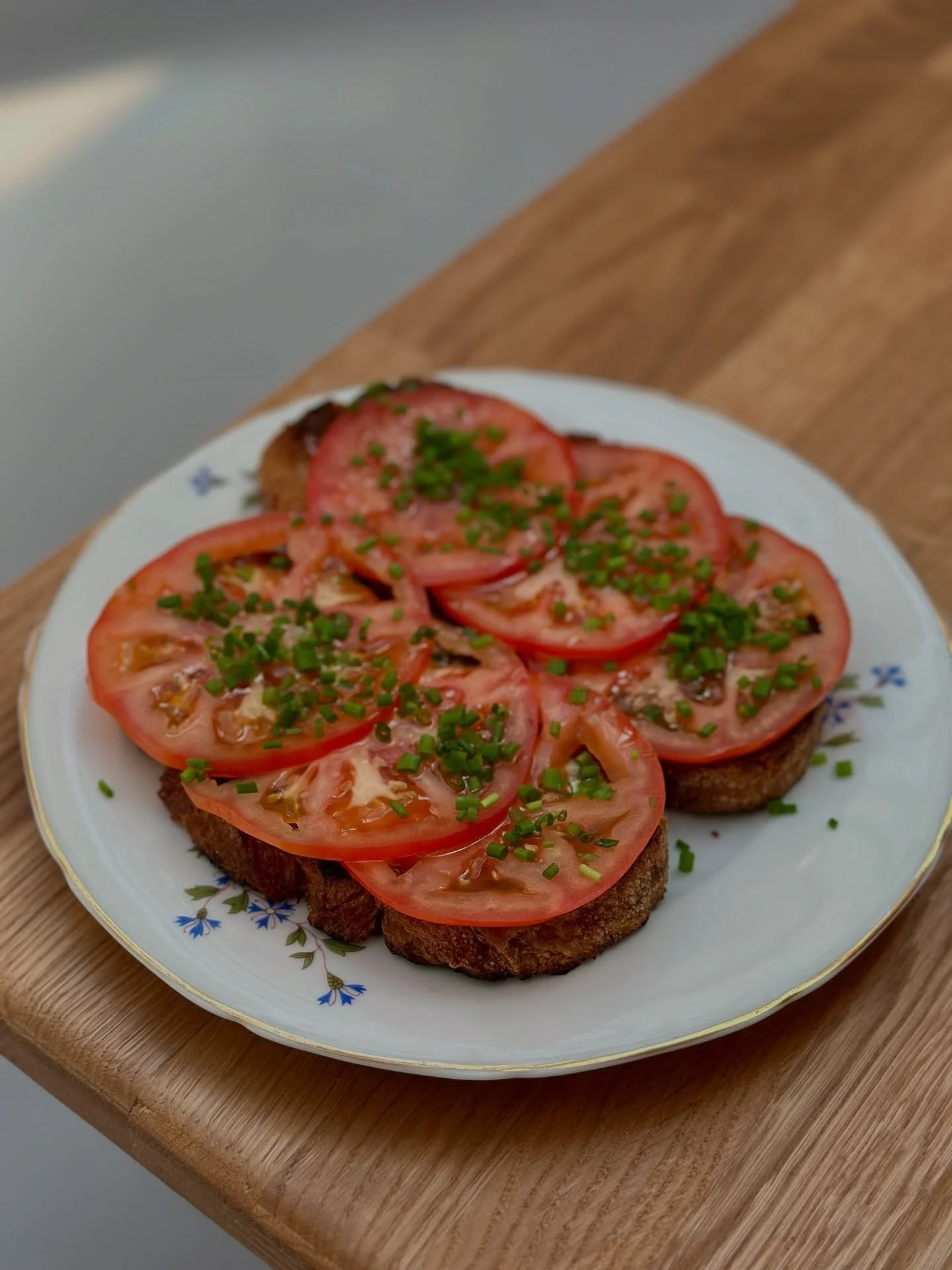 our lunch menu is available from Monday to Friday &gt;&gt;
tomato toast with aioli / blt sandwich / kefta bowl with grains / cucumber gazpacho / burrata salad 🍅🥒

pick yours 😘

#brunchbrussels #brusselsbrunch #brunchbruxelles #bruxellesbrunch #all