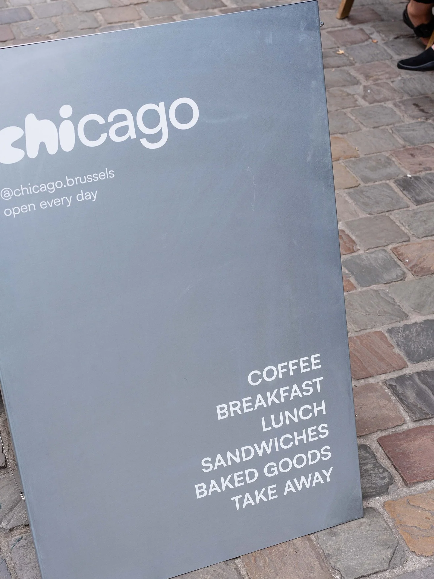 On the go? 👋 Our freshly made lunches and sandwiches are packed up and ready to take with you 🥡

📍Chicago Brussels 
Rue de flandre 45
Kitchen 9-3pm (2:30 weekdays)
Coffee 9-4pm 
-

#brunchbrussels #brusselsbrunch #brunchbruxelles #bruxellesbrunch 
