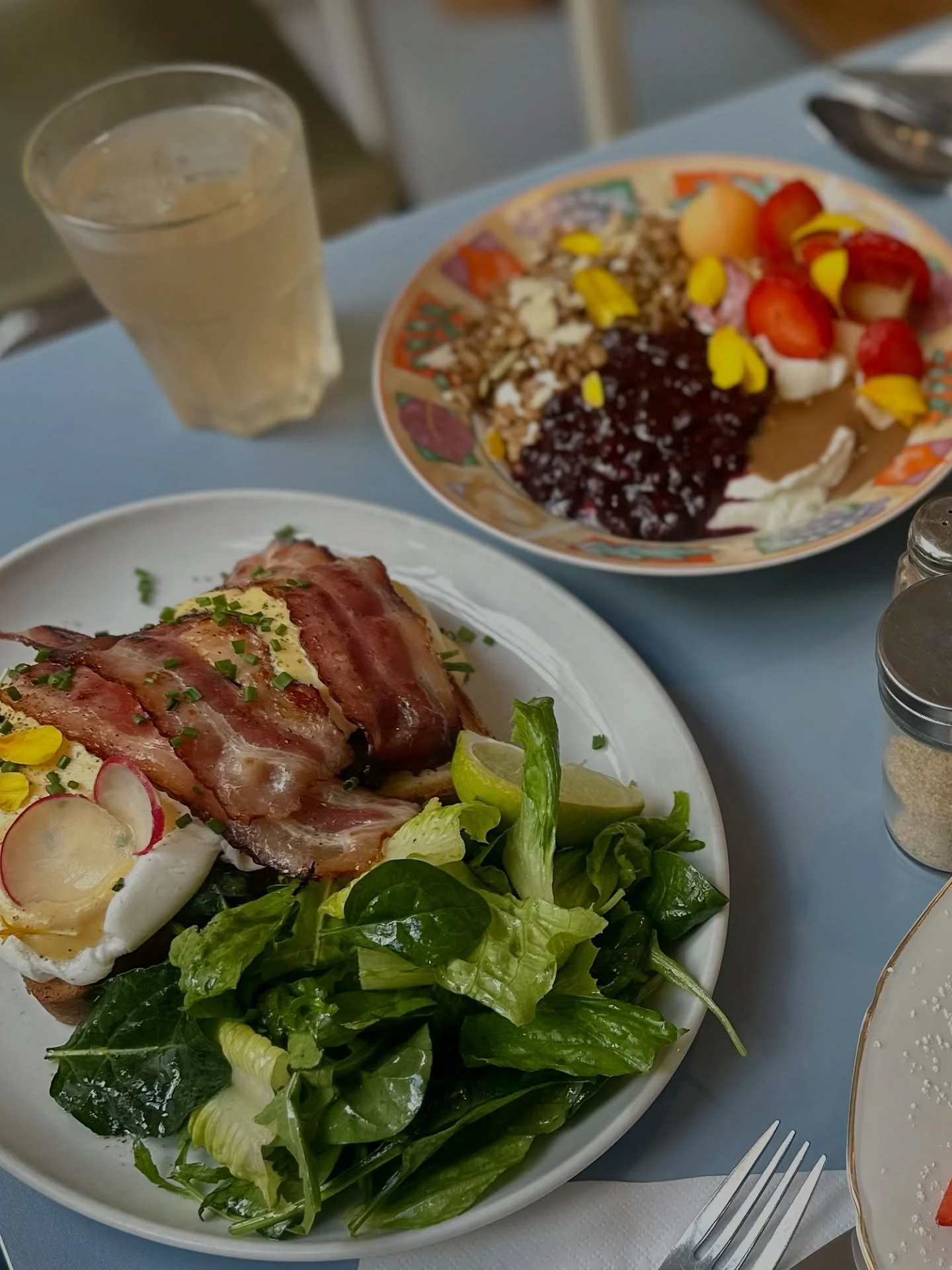 Brunch time! 🥑🥞 Try our BRUNCH COMBO for two! Eggs Benedict with a side salad, crispy bacon or avocado, Fruity pancakes and our homemade Granola bowl! Organic apple juices and a coffee of your choice 
Life is beautiful 🤩

📍Chicago Brussels 
Rue d