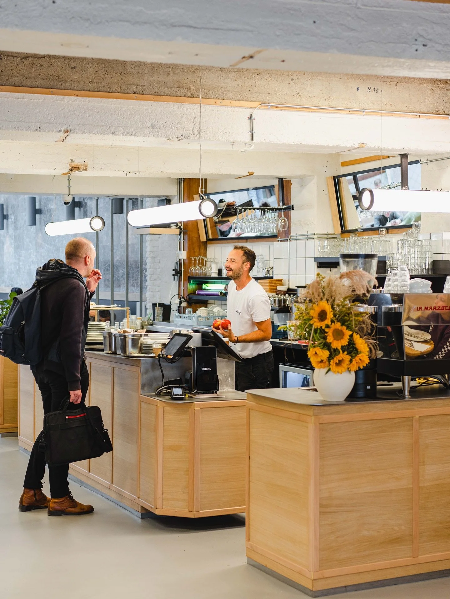 Work + Coffee = Productivity unlocked 💻☕️
Stay with us or grab it to go &mdash; we&rsquo;re laptop-friendly and perfect for your next business lunch 👩&zwj;💻✨

📍Chicago Brussels 
Rue de flandre 45
Kitchen 9-3pm (2:30 weekdays)
Coffee 9-4pm 
-

#br