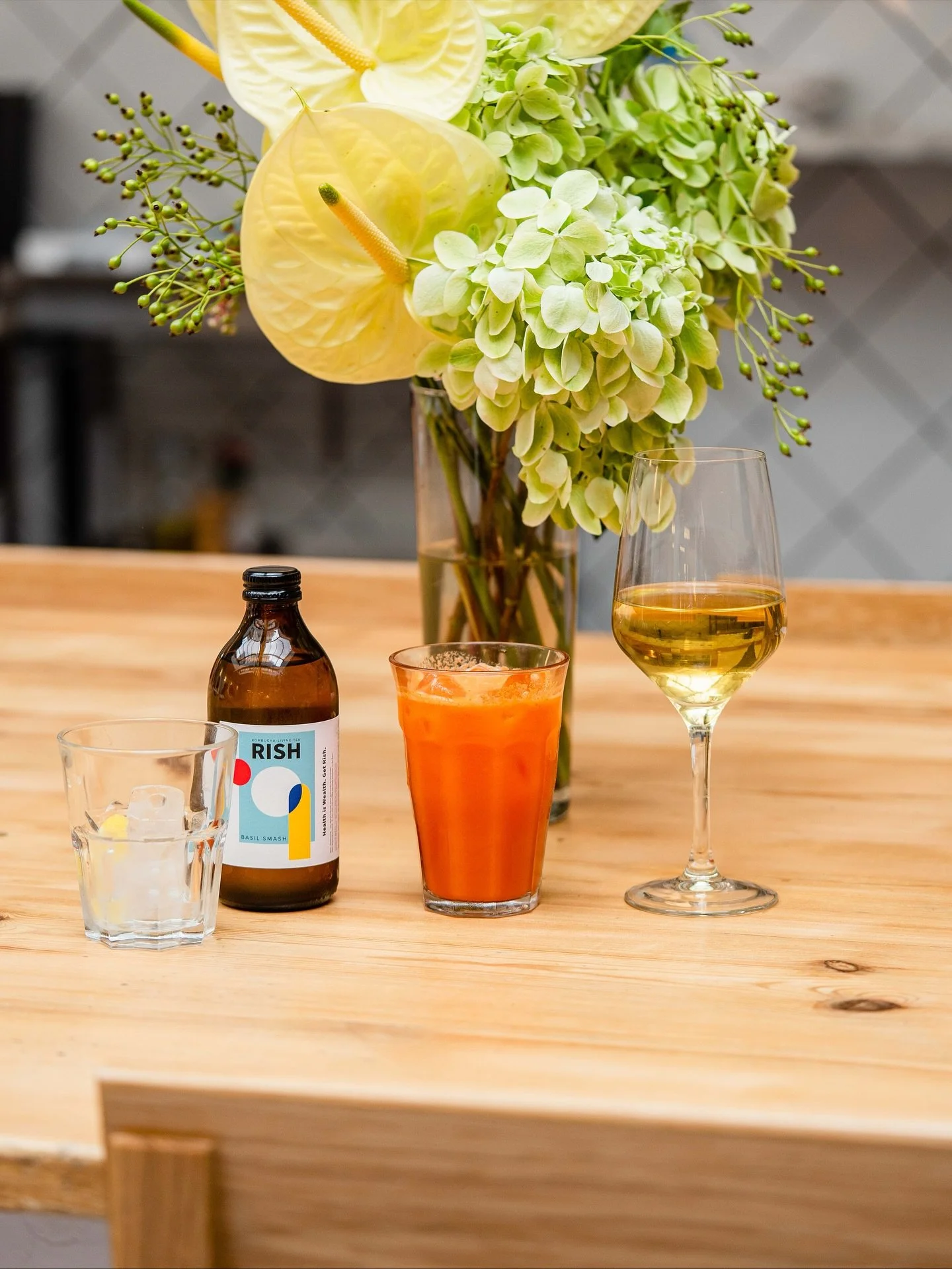 pretty things in october 💫 @rish.lab Brussels made kombucha @yves_wine_gallery natural white wines, cold pressed vitamin juices and our daily fresh soup and lunch plate quesadillas with minced beef and jalape&ntilde;o 🌶️