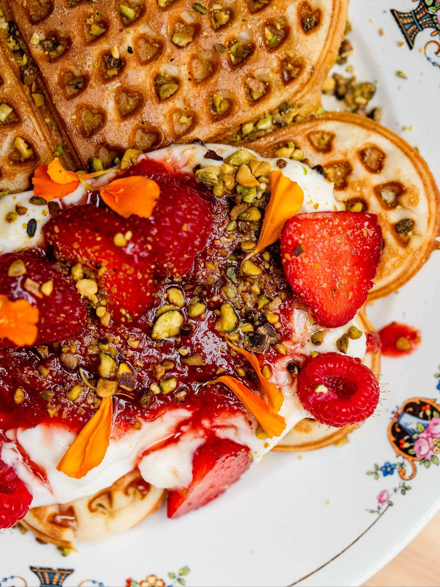 such a fool for Belgian waffles? Wait till you taste our cardamom twist 👐🧇

📍Chicago Brussels 
Rue de flandre 45
Kitchen 9-3pm (2:30 weekdays)
Coffee 9-4pm 
-

#brunchbrussels #brusselsbrunch #brunchbruxelles #bruxellesbrunch #alldaybreakfast #all