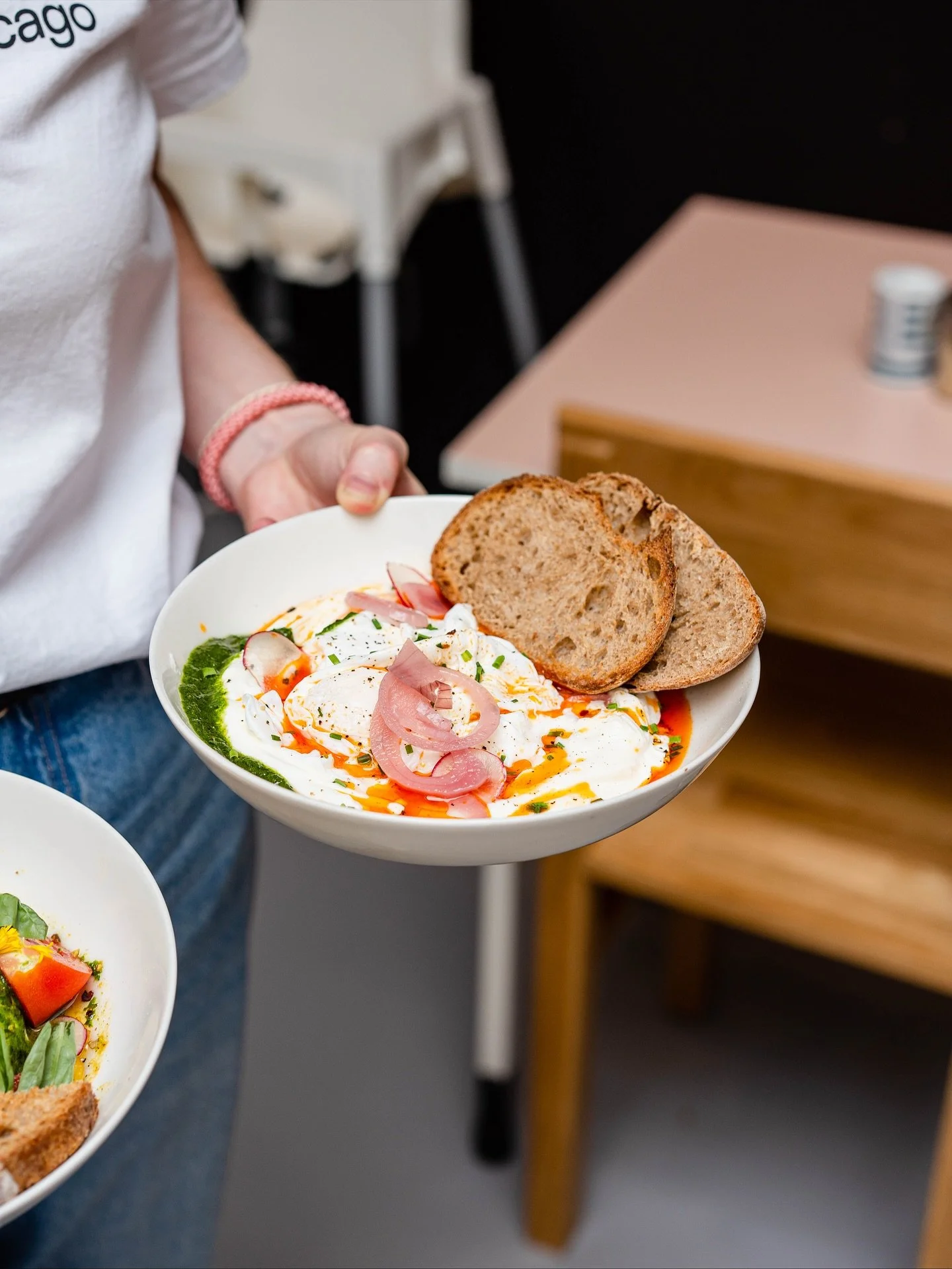 🥚 start your morning right! our Turkish eggs are perfectly portioned for a happy, healthy breakfast 😋🌞 #turkisheggs 

📍Chicago Brussels 
Rue de flandre 45
Kitchen 9-3pm (2:30 weekdays)
Coffee 9-4pm 
-

#brunchbrussels #brusselsbrunch #brunchbruxe