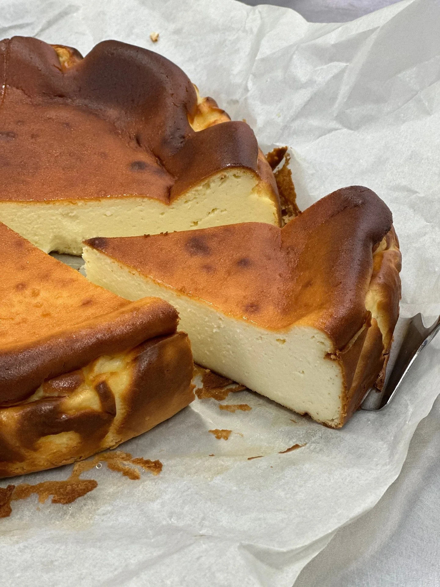 Basque cheesecake fresh out of the oven 🥧 have it with an iced strawberry matcha 🍓 only the best premium matcha from @matcha.iro 💚

📍Chicago Brussels 
Rue de flandre 45
Kitchen 9-3pm (2:30 weekdays)
Coffee 9-4pm 
-

#brunchbrussels #brusselsbrunc