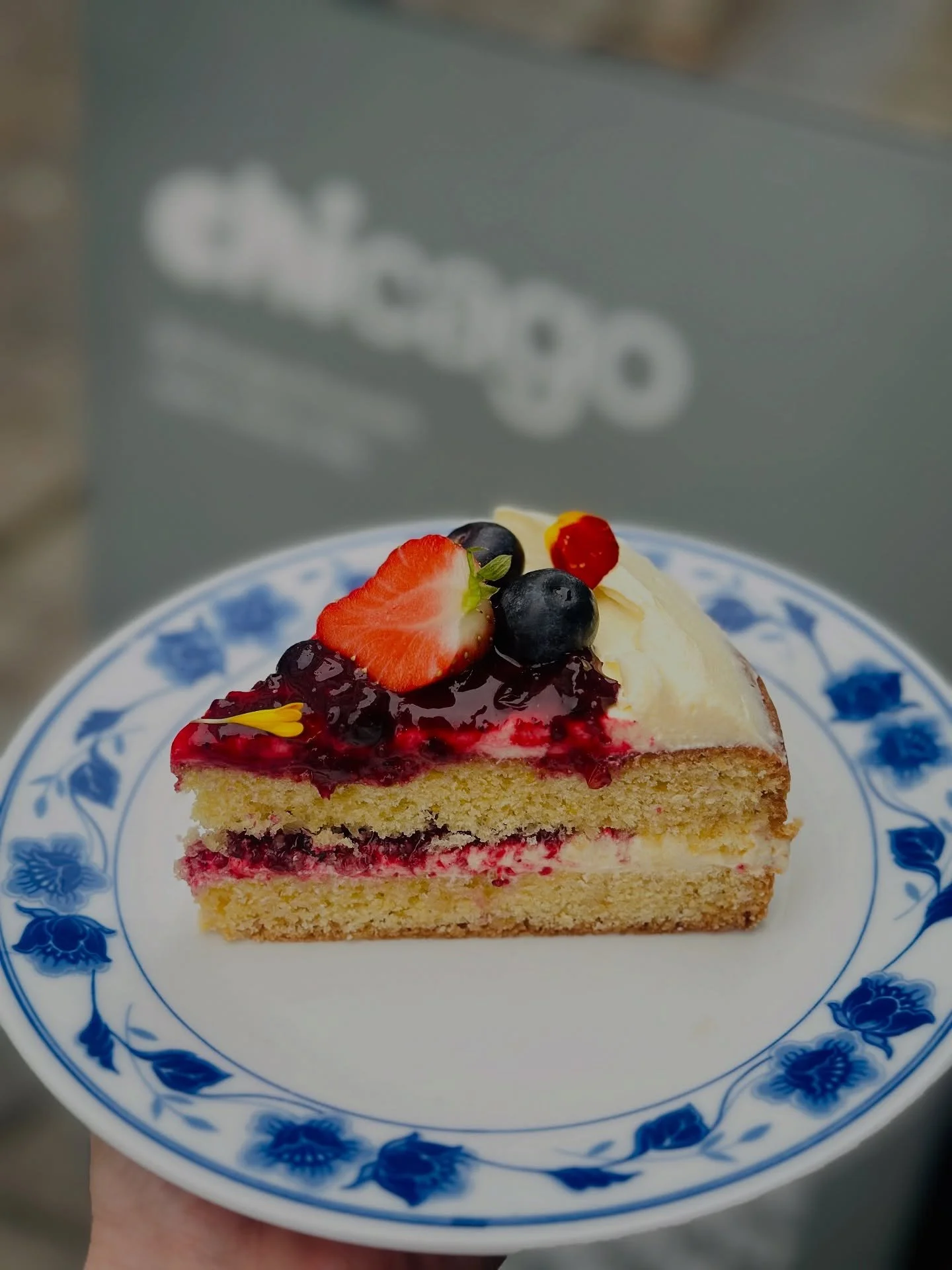 Warm up your day with our red berry cake&mdash;layered with tangy lemon frosting and infused with elderflower 💗🌼

📍Chicago Brussels 
Rue de flandre 45
Kitchen 9-3pm (2:30 weekdays)
Coffee 9-4pm 
-

#brunchbrussels #brusselsbrunch #brunchbruxelles 