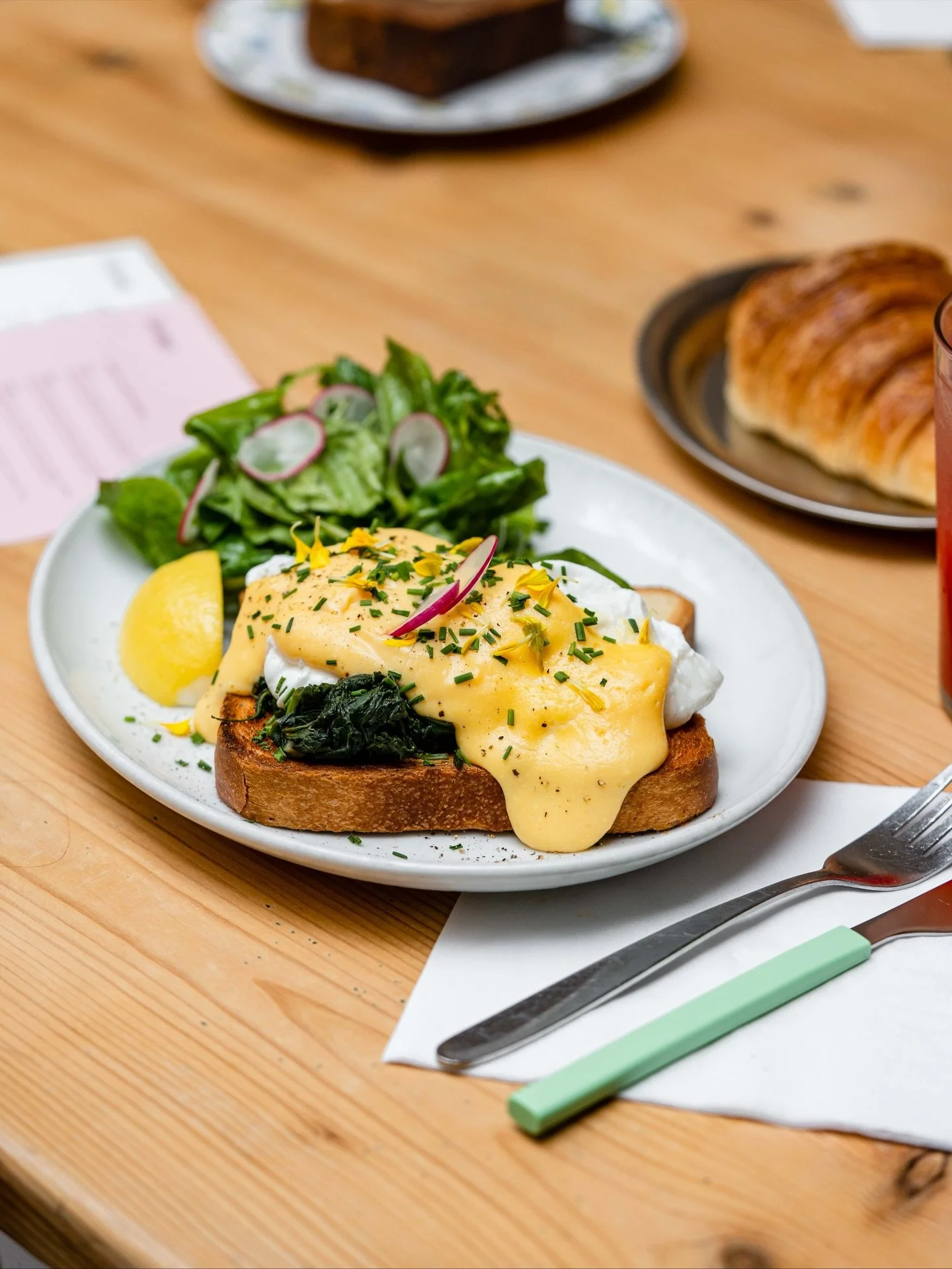 Brunch conga all weekend long! 🪩🥨

📍Chicago Brussels 
Rue de flandre 45
Kitchen 9-3pm (2:30 weekdays)
Coffee 9-4pm 
-

#brunchbrussels #brusselsbrunch #brunchbruxelles #bruxellesbrunch #alldaybreakfast #alldaybrunch&nbsp; #belgianfoodblogger #belg