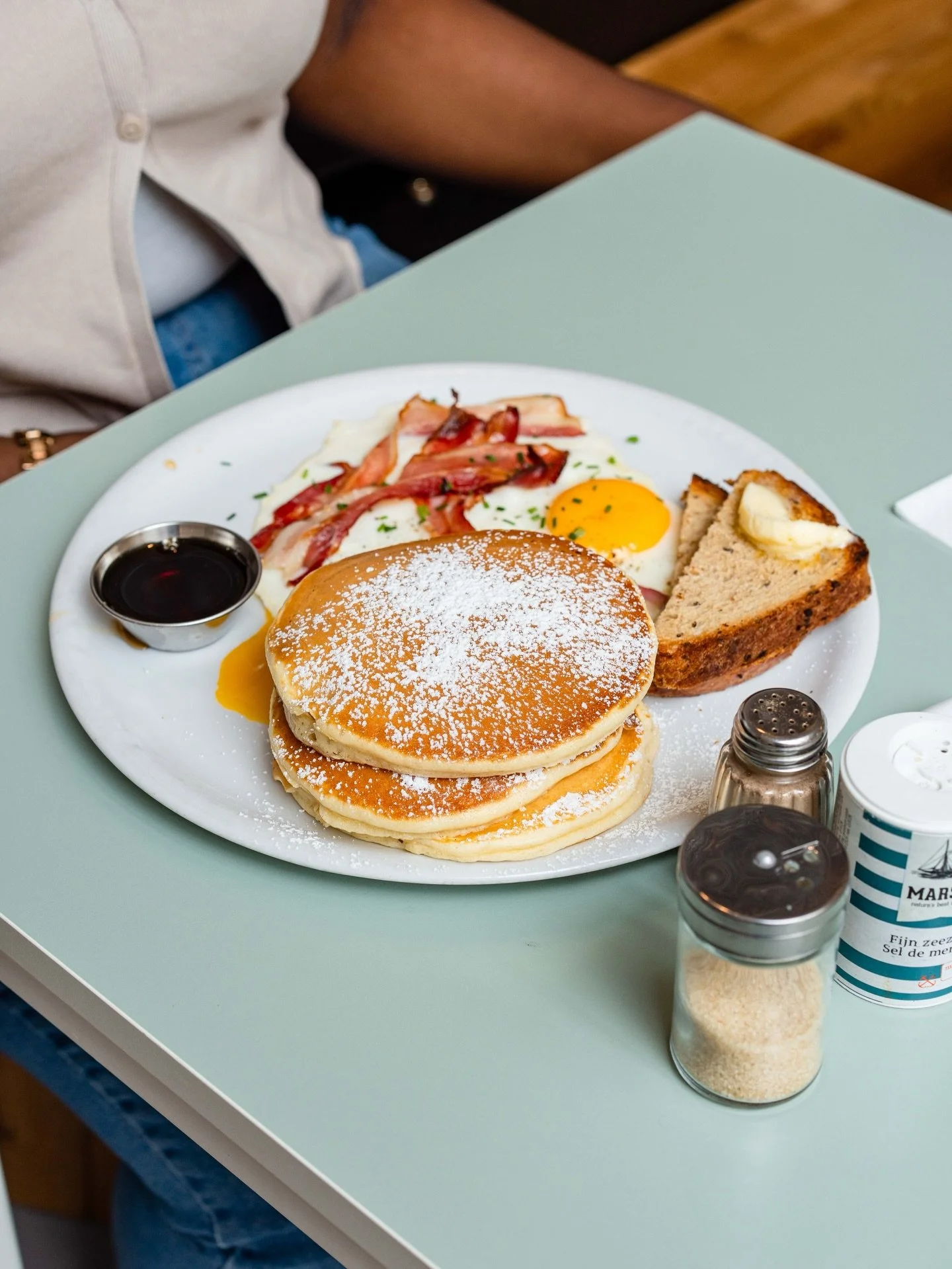 Local ingredients, homemade happiness 🥞😍

📍Chicago Brussels 
Rue de flandre 45
Kitchen 9-3pm (2:30 weekdays)
Coffee 9-4pm 
-

#brunchbrussels #brusselsbrunch #brunchbruxelles #bruxellesbrunch #alldaybreakfast #foodiesbrussels  #belgianfoodblogger 