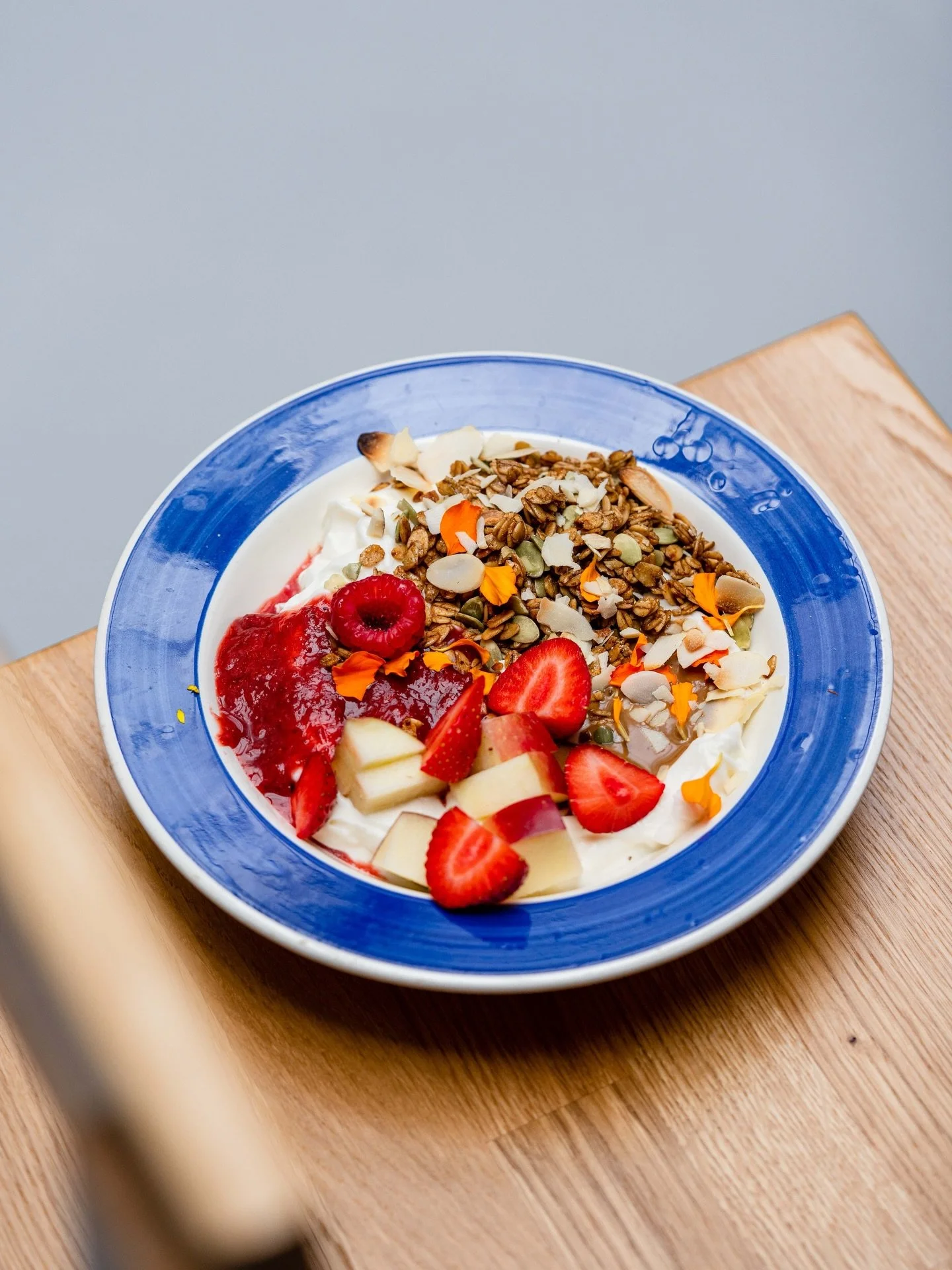 Balance and healthy food before the family dinner chaos 🫐

📍Chicago Brussels 
Rue de flandre 45
Kitchen 9-3pm (2:30 weekdays)
Coffee 9-4pm 
-

#brunchbrussels #brusselsbrunch #brunchbruxelles #breakfastbrussels #granolabowl #christmasishere