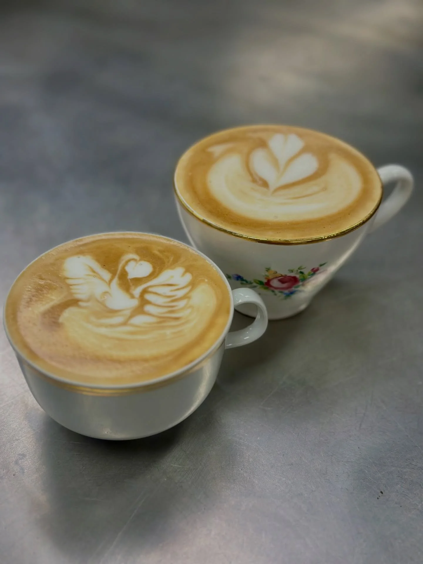 Open for coffee, breakfast or lunch! Wednesday will be a short day with an early closing (2pm) Closed on Thursday and back on Friday 26! 😘

📍Chicago Brussels 
Rue de flandre 45
Kitchen 9-3pm (2:30 weekdays)
Coffee 9-4pm 
-

#brunchbrussels #brussel