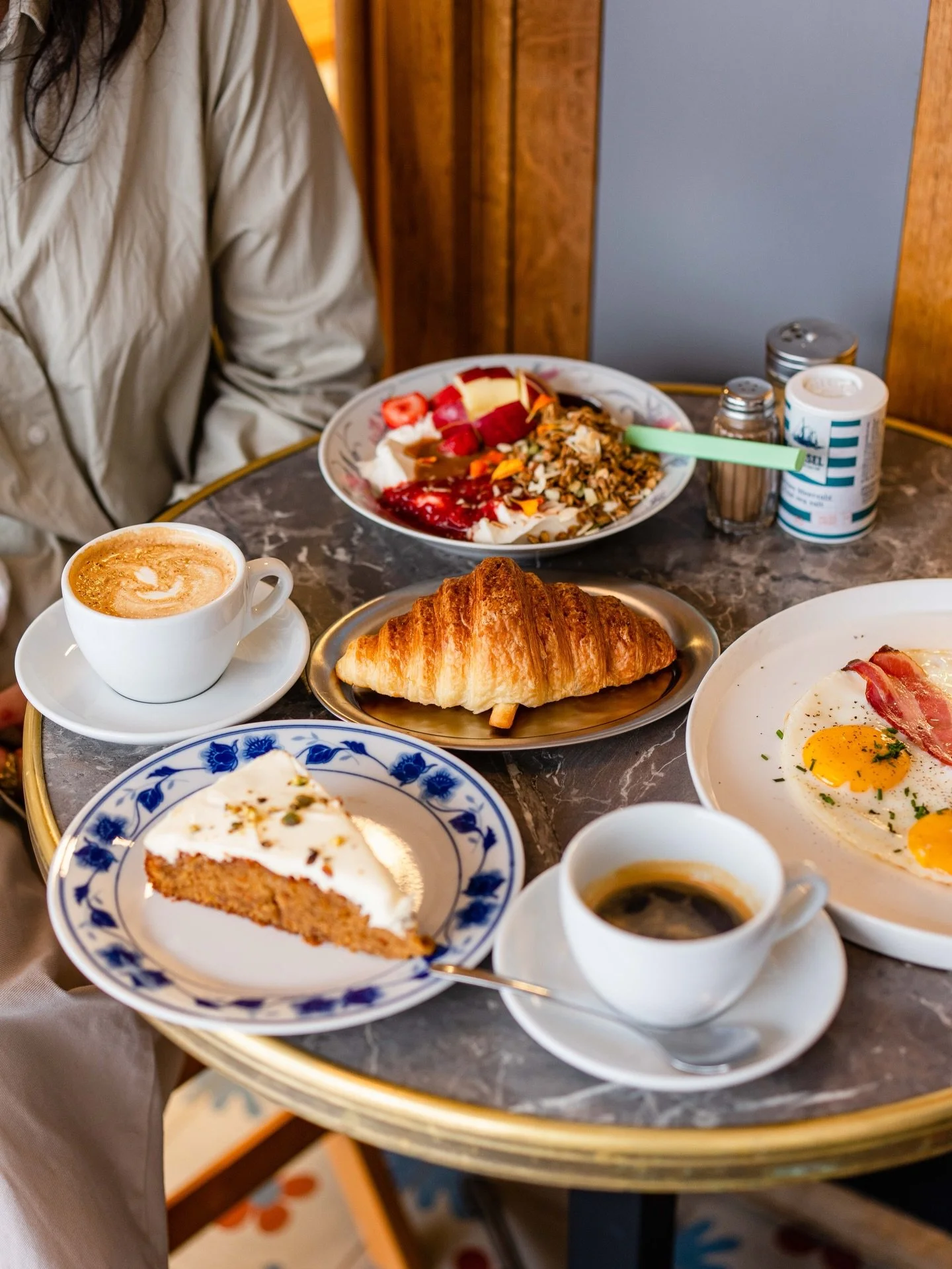 All you need on a Sunday is on the table 🥐🍒☕️

📍Chicago Brussels 
Rue de flandre 45
Kitchen 9-3pm (2:30 weekdays)
Coffee 9-4pm 
-

#brunchbrussels #brusselsbrunch #brunchbruxelles