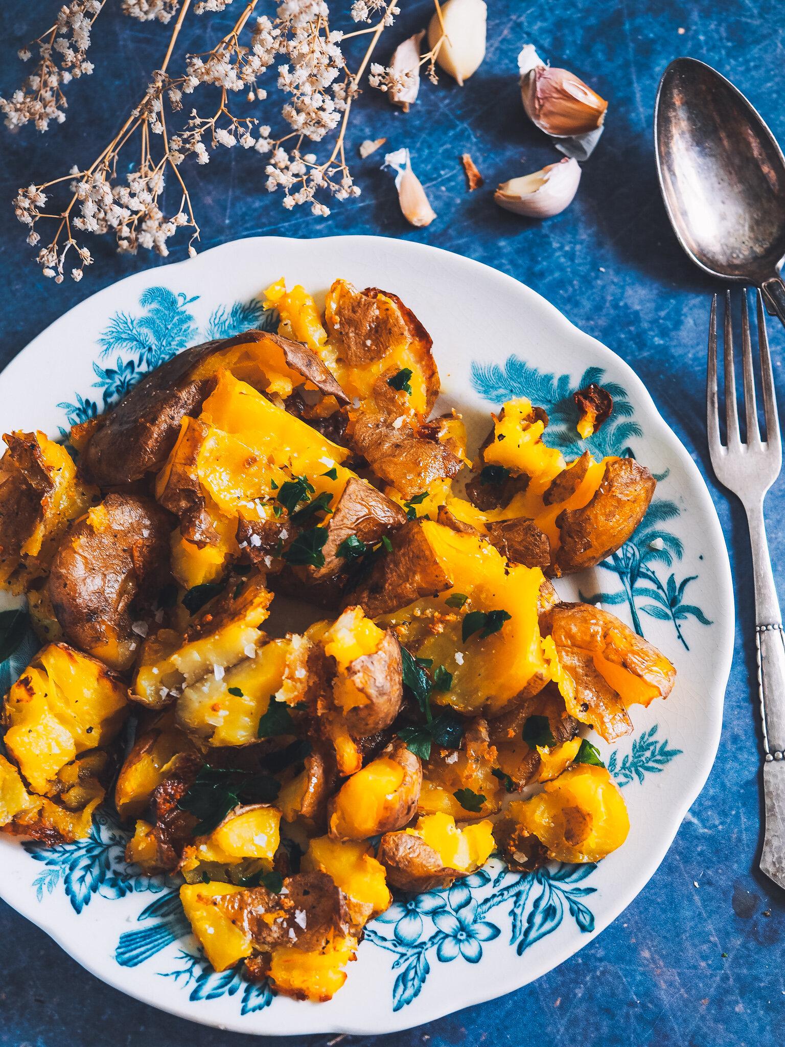 Super Crispy Smashed Potatoes (With Herbs) - Alphafoodie