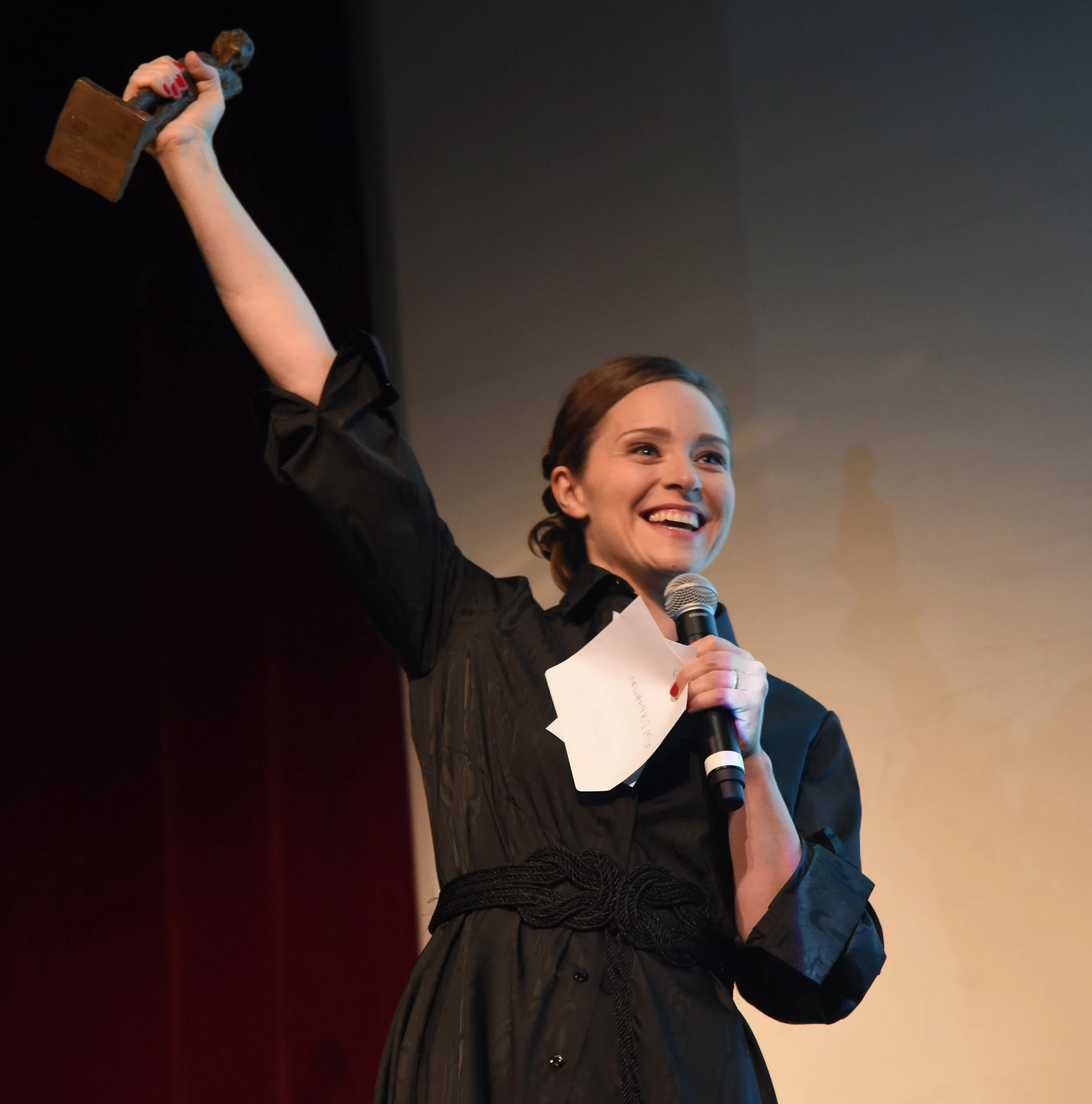 delphine depqrdieu avec statuette.jpg