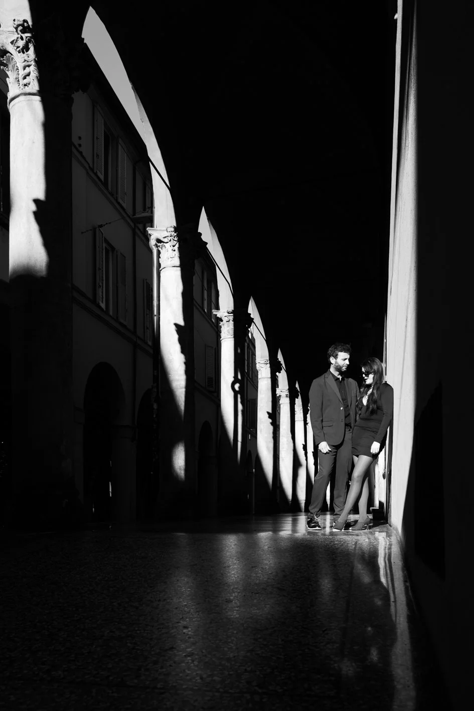 coppia portici bologna black and white