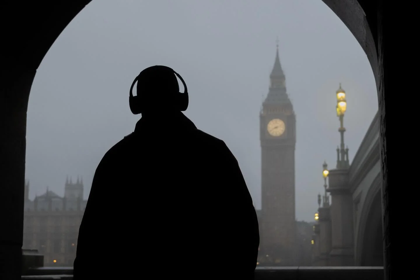 &ldquo;The sound of the city, baby, seems to disappear&rdquo; 🎧London, 2025

#londonstreetphotographer #ukstreetphotography #candidstreetphotography #moodystreets #streetphotocollective