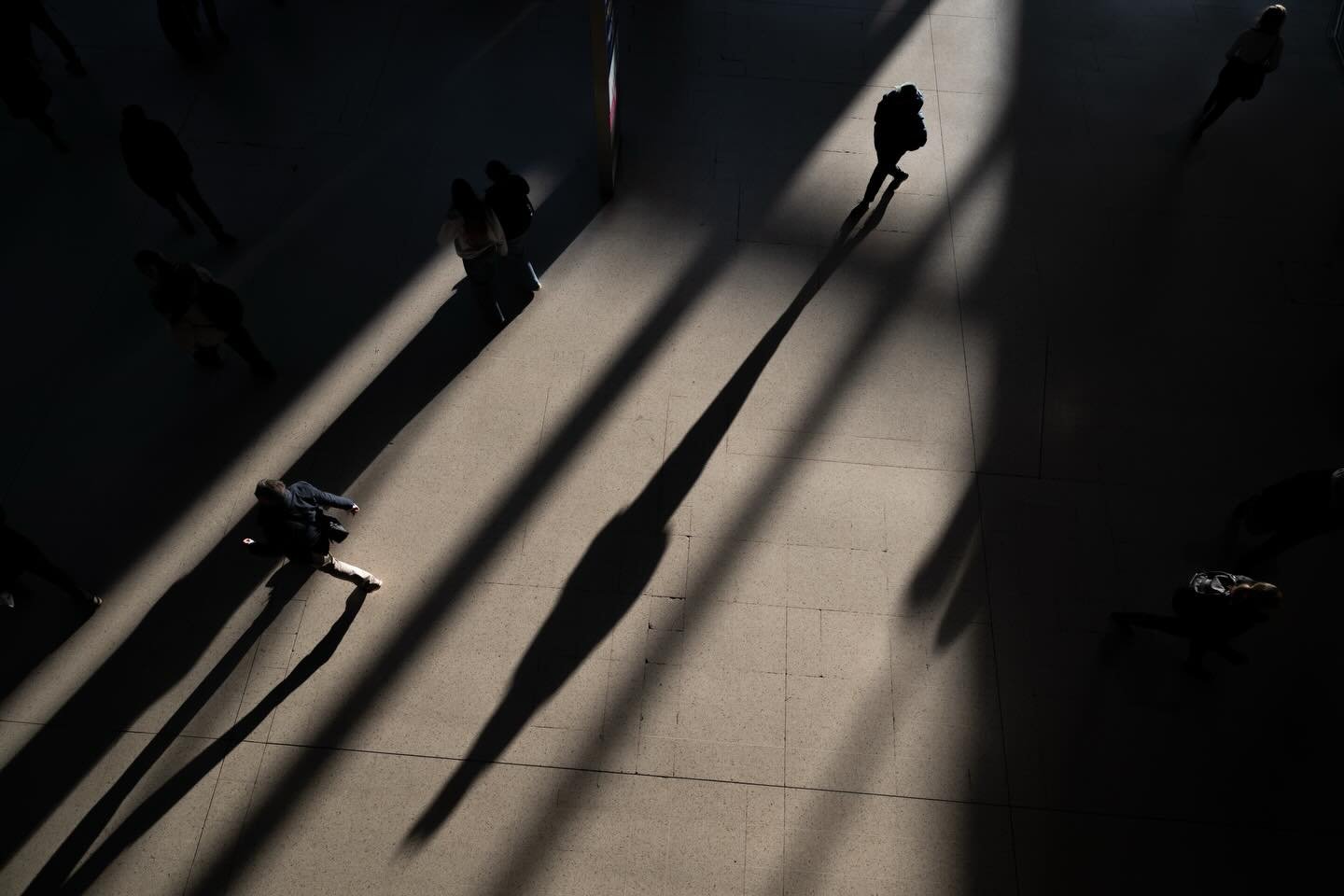 Sunset shadows at Waterloo station. 2026

#londonstreetphotographer #ukstreetphotography #candidstreetphotography #moodystreets #streetphotographycollective