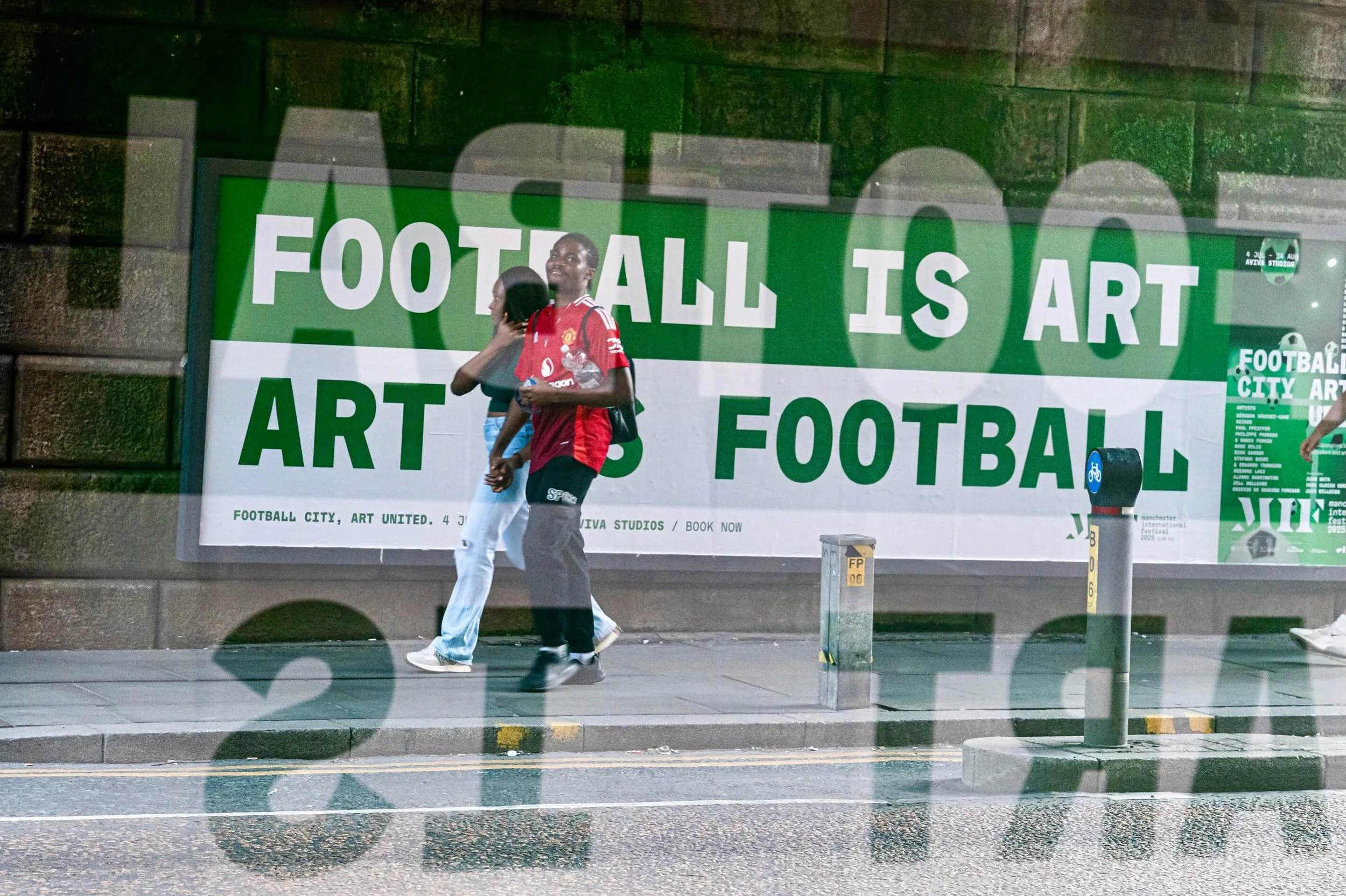 Let&rsquo;s hope football lives up to this chiasmus and its reflection. 

Surprisingly, I had to wait quite a while for a football top to walk past. Oxford Road, Manchester, 2025

#ukstreetphotography #candidstreetphotography #moodystreets #nikonstre