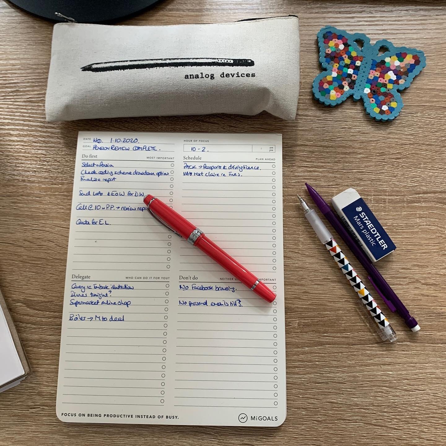 I am not a naturally neat and tidy person -  I often rely on my memory to tell me where things are rather than any discernable organisation.
⁣
One area I do like to keep tidy though is my desk &ndash; when dealing with a wealth of information a good