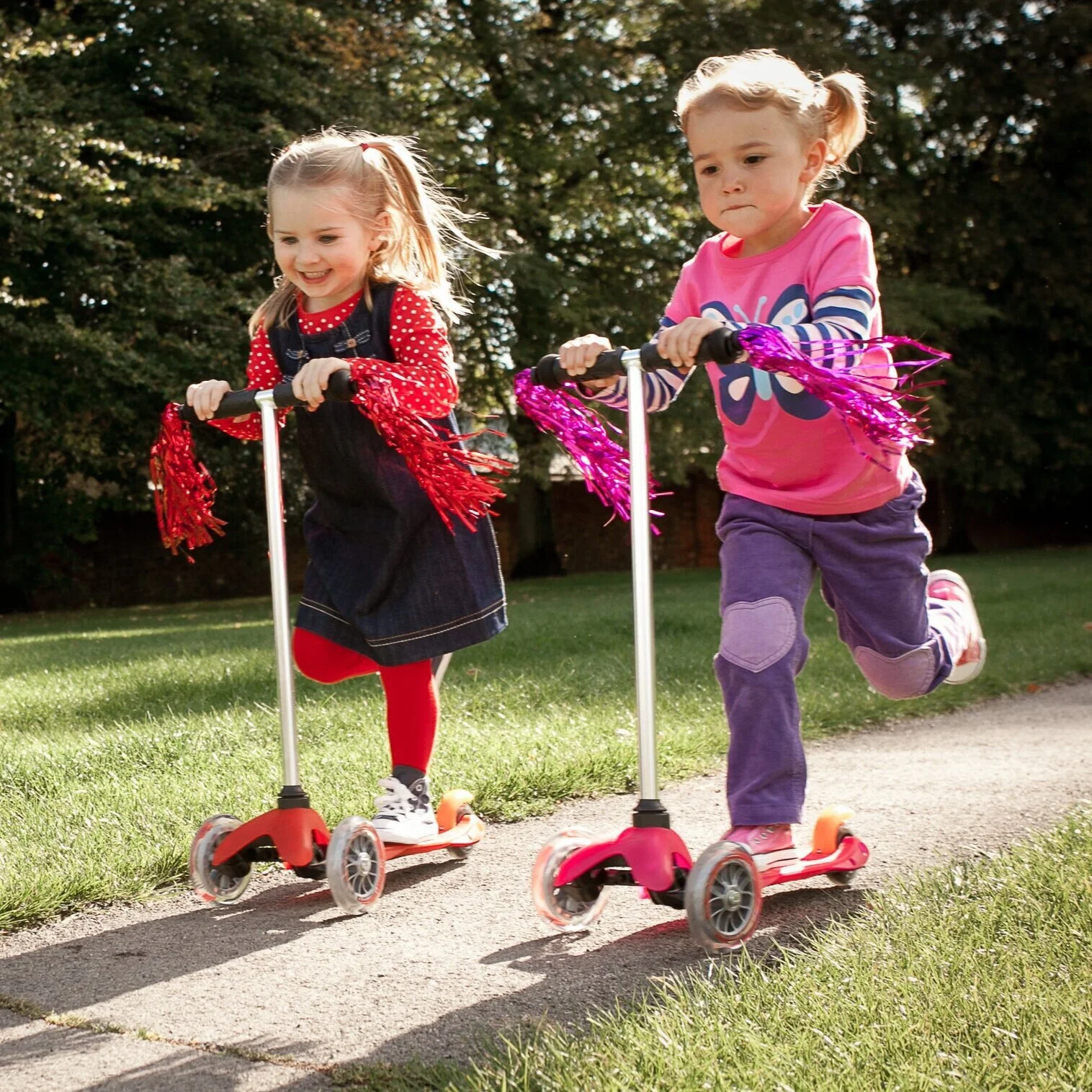 детские самокаты. мальчик на самокате. самокаты favorit xz-128bb. кататься на самокате. катание на самокате.