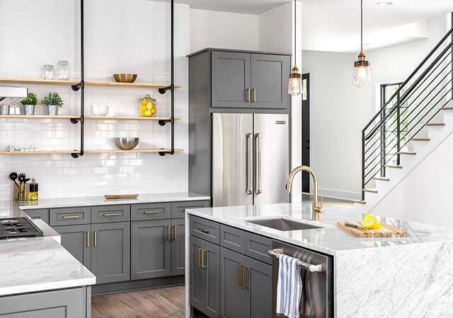 Can modern elegance and industrial accents live in the same kitchen? Why yes, yes they can