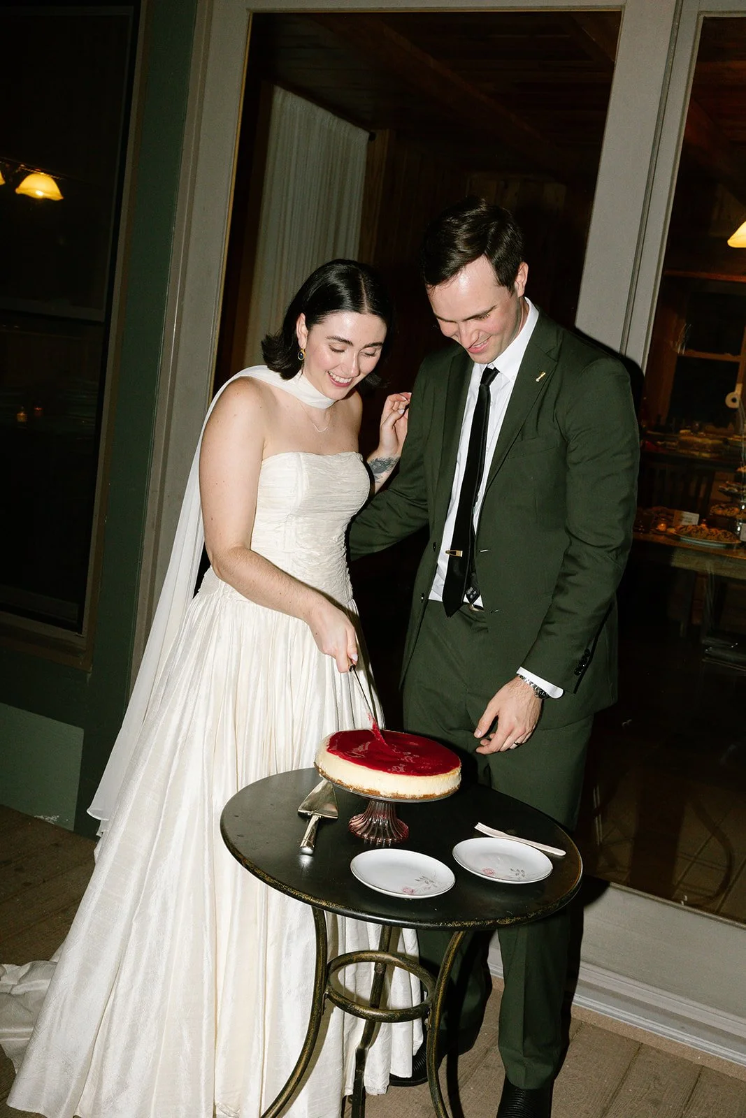 the lake house at bulow wedding pictures of couple cake cutting