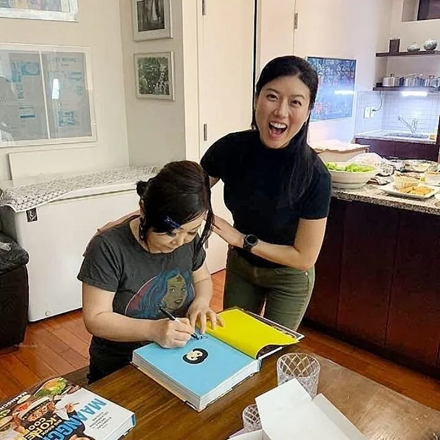 The complete and utter joy I felt when being fed by the the one and only @maangchi last night. This is me asking her to sign my book (I know, shameless, but I couldn't resist.)
.
Thank you so much for your food and hospitality, you are as warm and ca