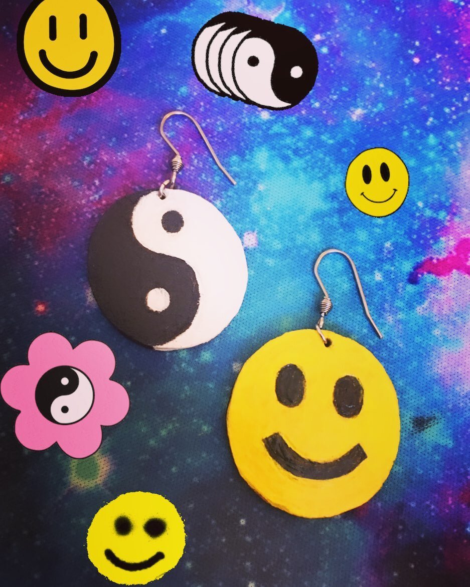 Mis-matched earrings FTW
 😊 ☯️ 
.
.
.
#yinyang #happy #happyface #leather #leatherjewelry #leatherearrings #bettylouleather #rva #richmond #va #90s #art #handpainted #painted #handmade #handmadejewelry