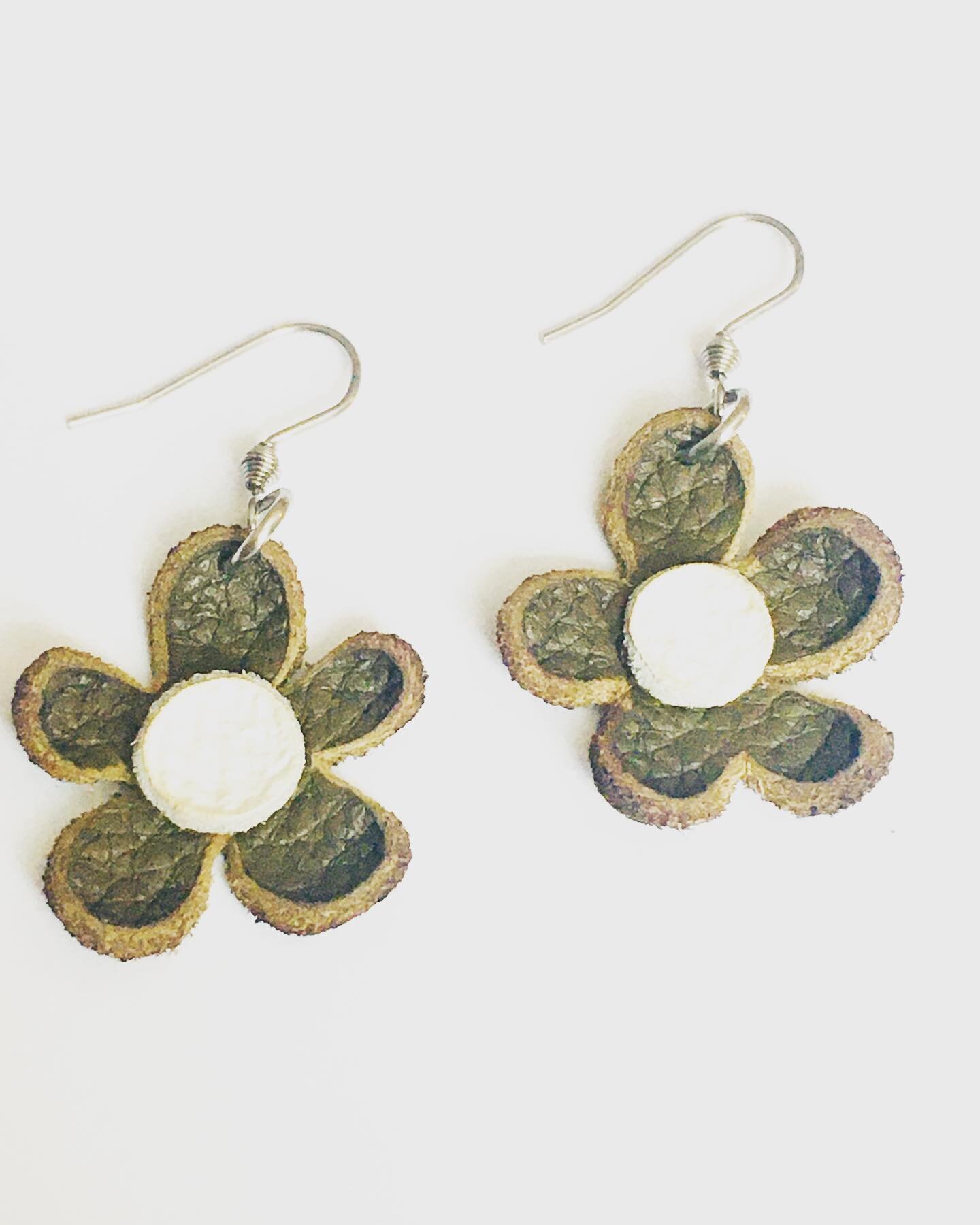 New items in the @etsy shop! Like these little army green cuties!
.
.
.

#leatherjewelry #leather #etsy #bettylouleather #rva #etsysellersofinstagram #jewelry #trendy #fashion #style #cute #love #photooftheday #smallbusiness #shopsmall #handmade #ear