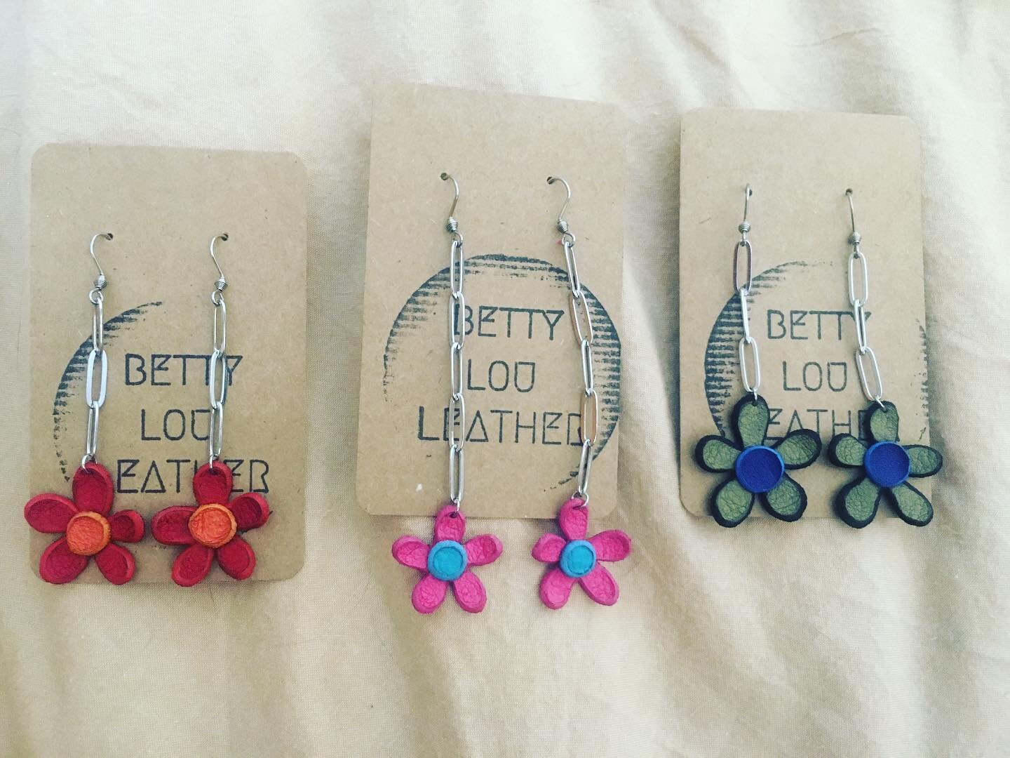 Happy daisies heading to Staunton this weekend!
.
.
.
#leatherwork #leatherjewelry #leatherearrings #paperclipchain #new #handmade #rva #spring #stauntonva #springiscoming #springfashion #fun #now #daisies #daisy #flowers #bettylouleather