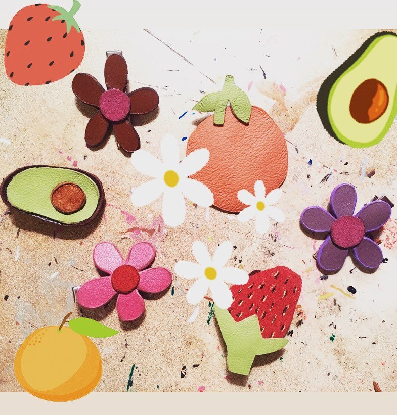 Leather barrettes anyone?! Daisies, avos, strawberries and oranges&hellip;OH MY! 
.
.
.
#barrettes #fun #leatherjewelry #leatherwork #orange #strawberries #spring #cute #daisy #new #fruit #bettylouleather #hair #hairstyles #hairclip #hair #sun #avoca