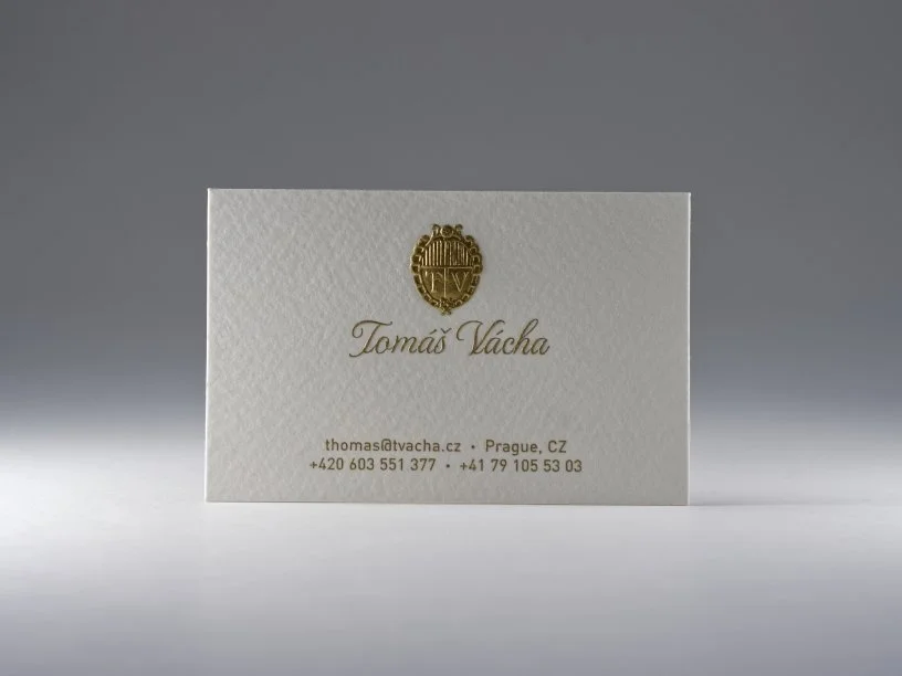 luxusní vizitka s ručně rytým logem, zlatý reliéfní tisk na přírodním krémovém grafickém papíru