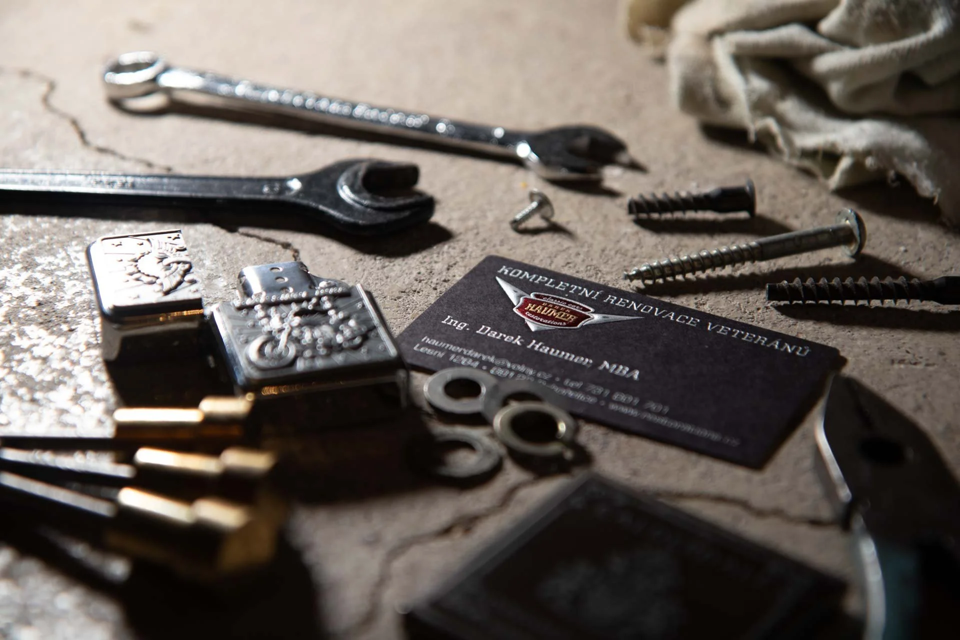 Černá luxusní vizitka s reliéfním metalickým tiskem Black luxury metallic engraved embossed business card