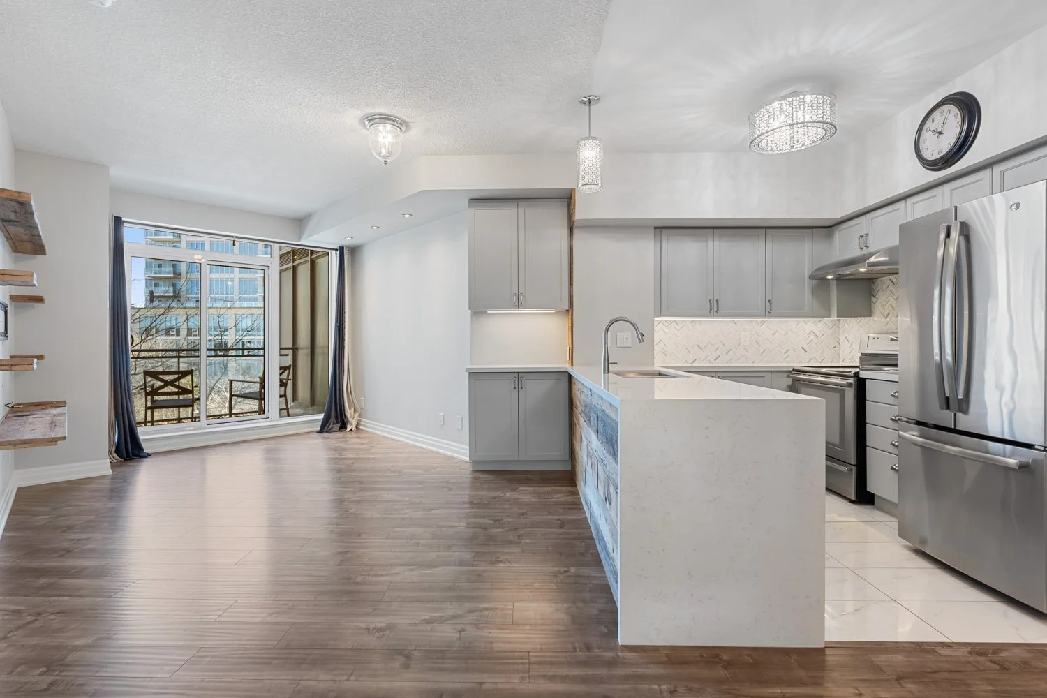 2121 Lakeshore_011.jpg