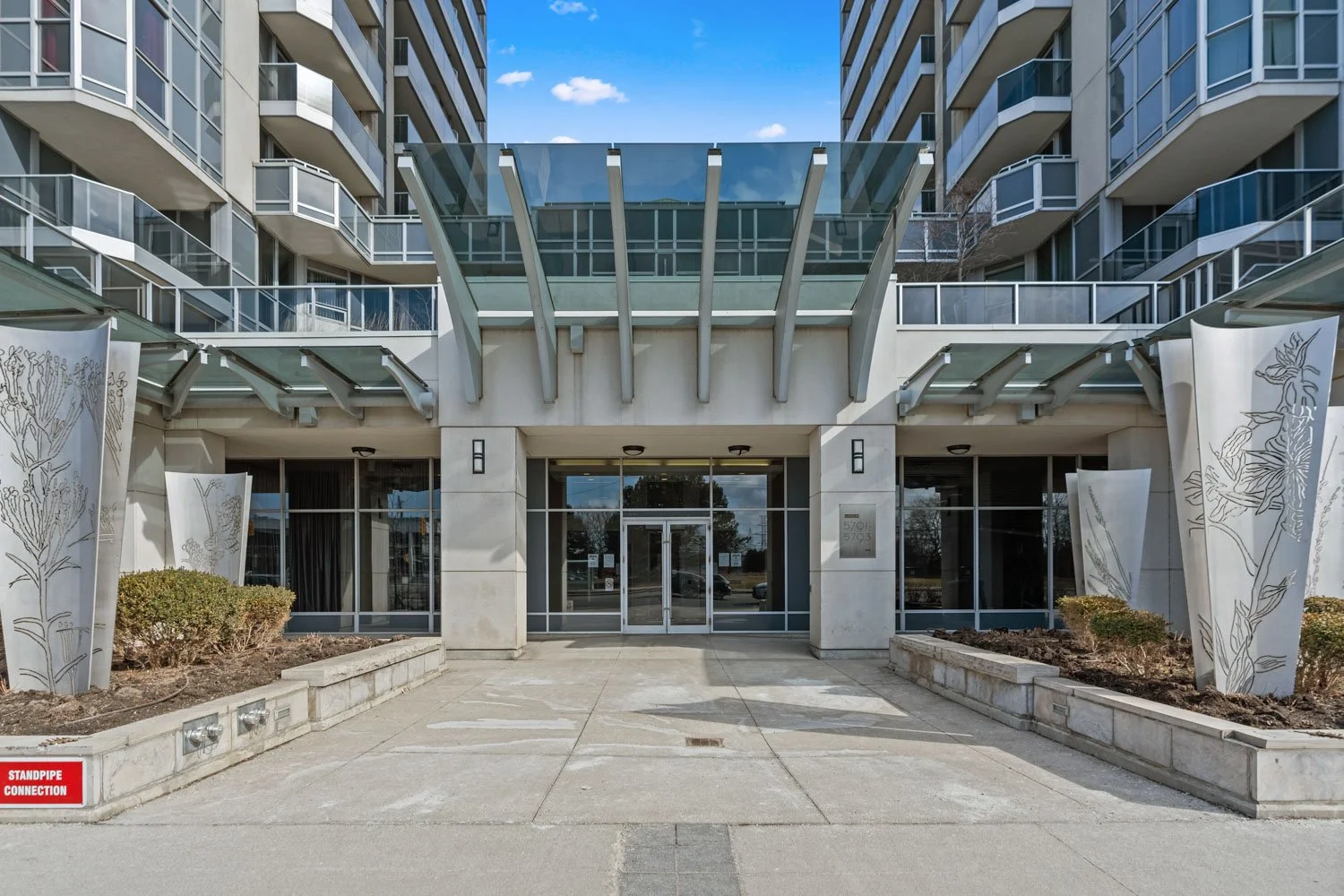 5793 Yonge_019.jpg