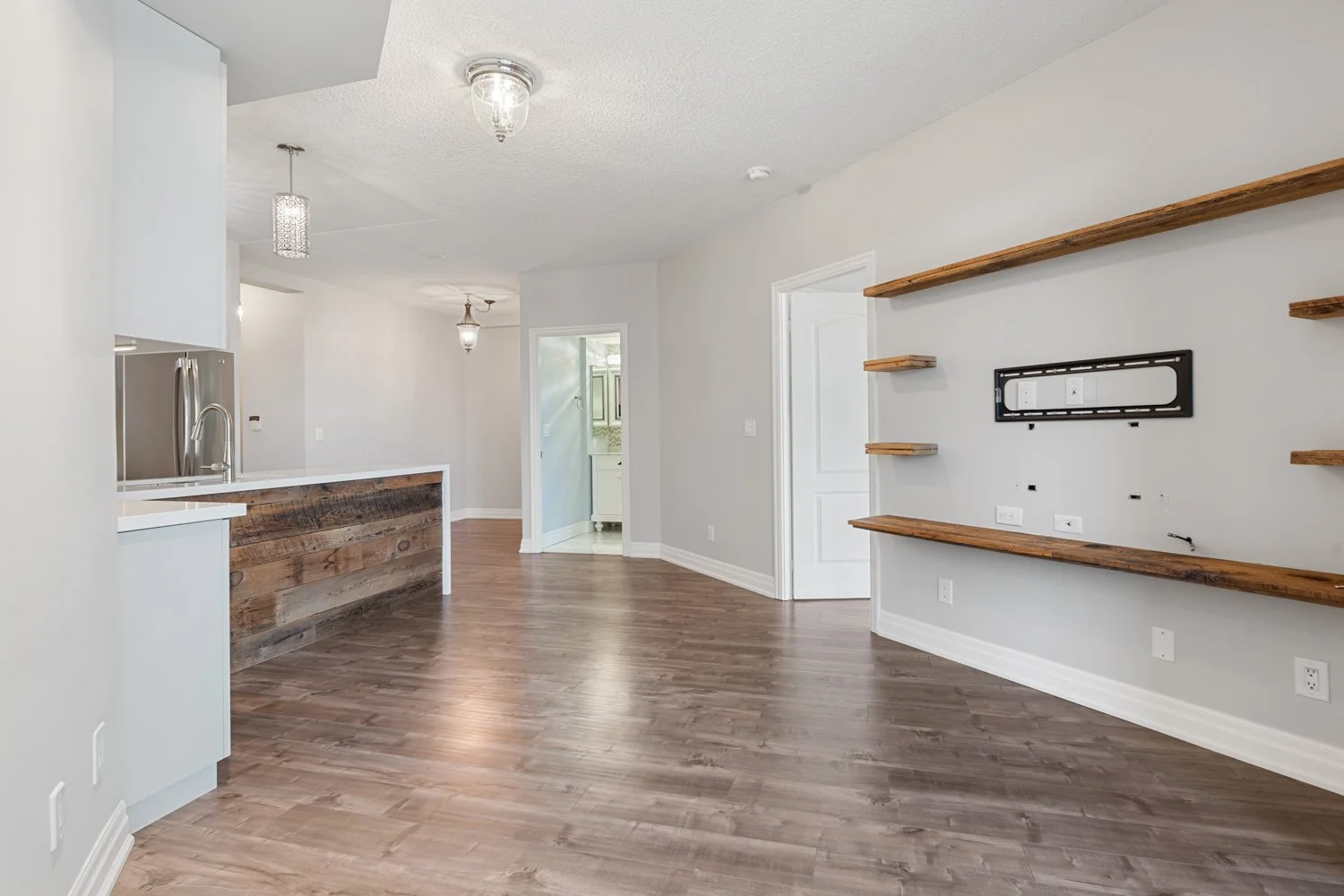 2121 Lakeshore_016.jpg