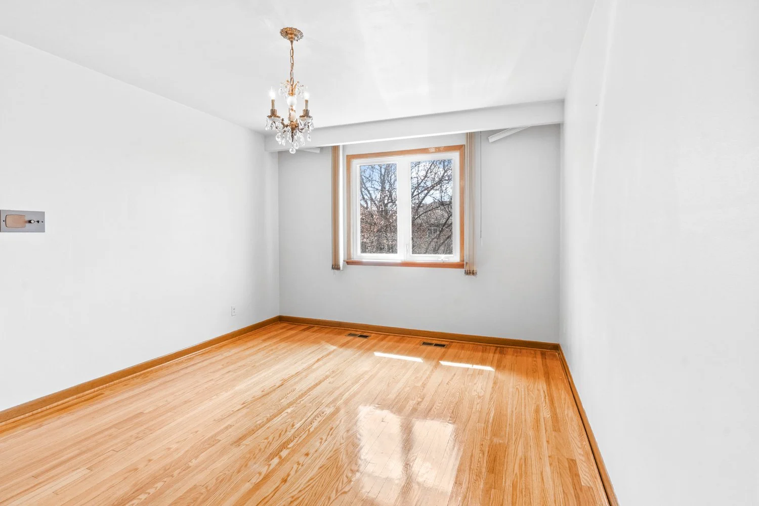 583 Queens Dr_013.jpg