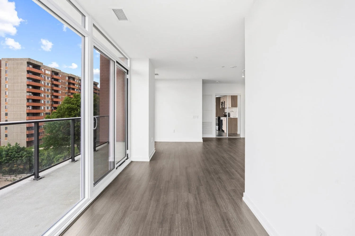 4010 Eglinton_005.jpg