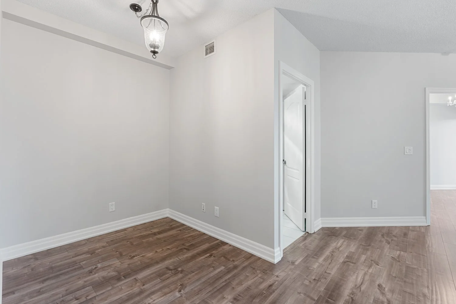 2121 Lakeshore_002.jpg