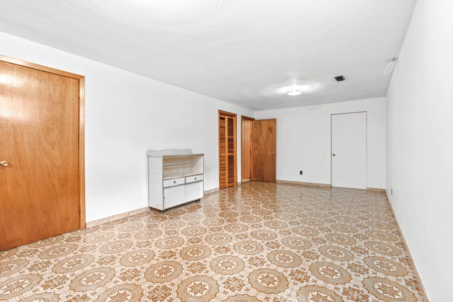 583 Queens Dr_021.jpg