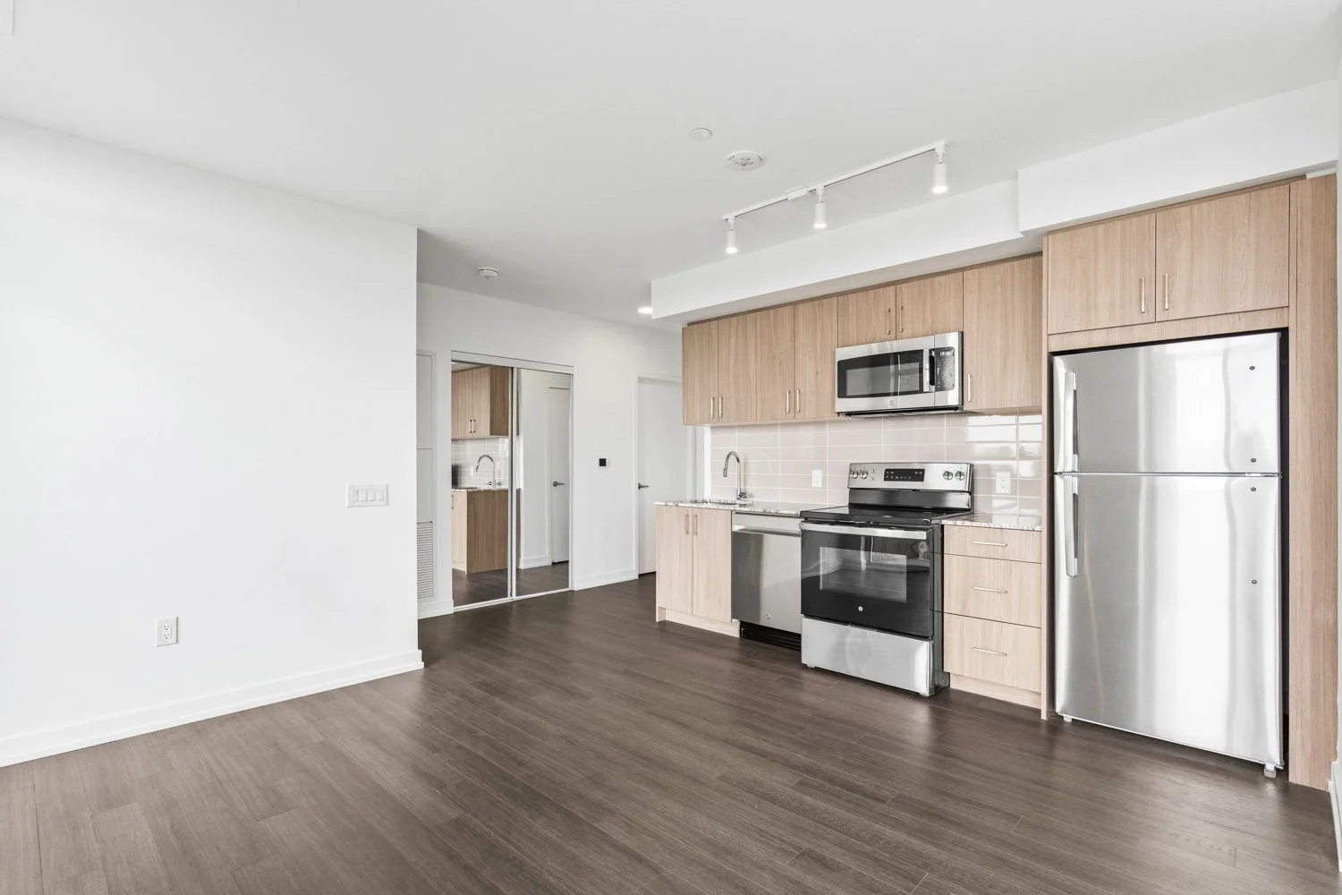 4010 Eglinton_009.jpg